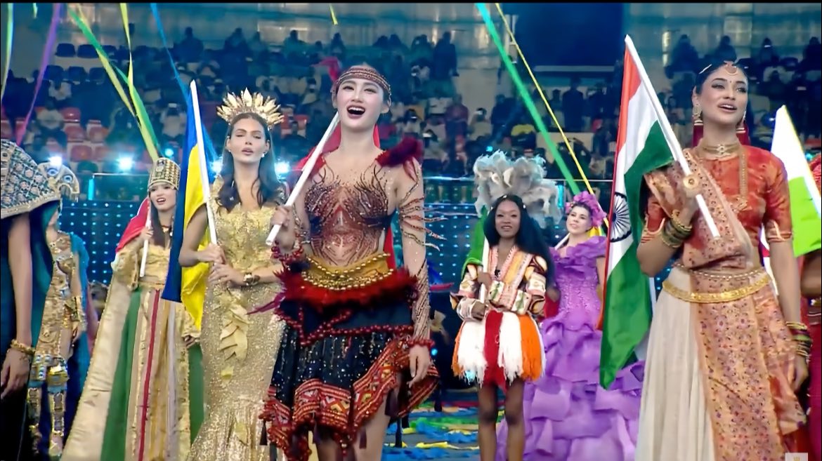 Hoa hậu Ý Nhi xinh đẹp nổi bật trong tiệc khai mạc Miss World, thể hiện màn múa gây tranh cãi ra sao?- Ảnh 5. Hoa hậu Ý Nhi xinh đẹp nổi bật trong tiệc khai mạc Miss World, thể hiện màn múa gây tranh cãi ra sao?- Ảnh 5.