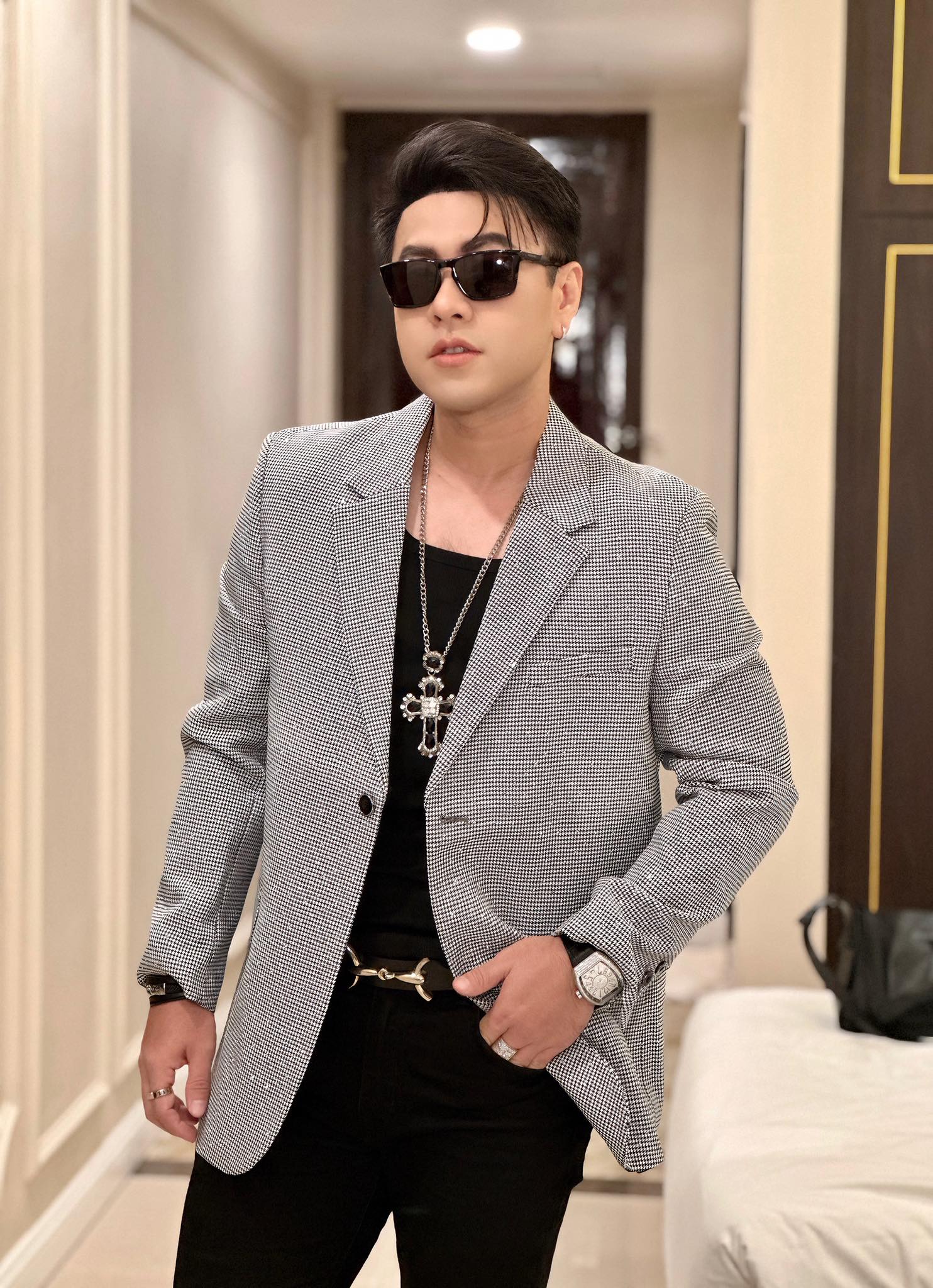 Sao nam Vbiz gánh nợ 16 tỷ đồng giúp bạn, nay trùng tu nhan sắc đến nhận không ra- Ảnh 1.