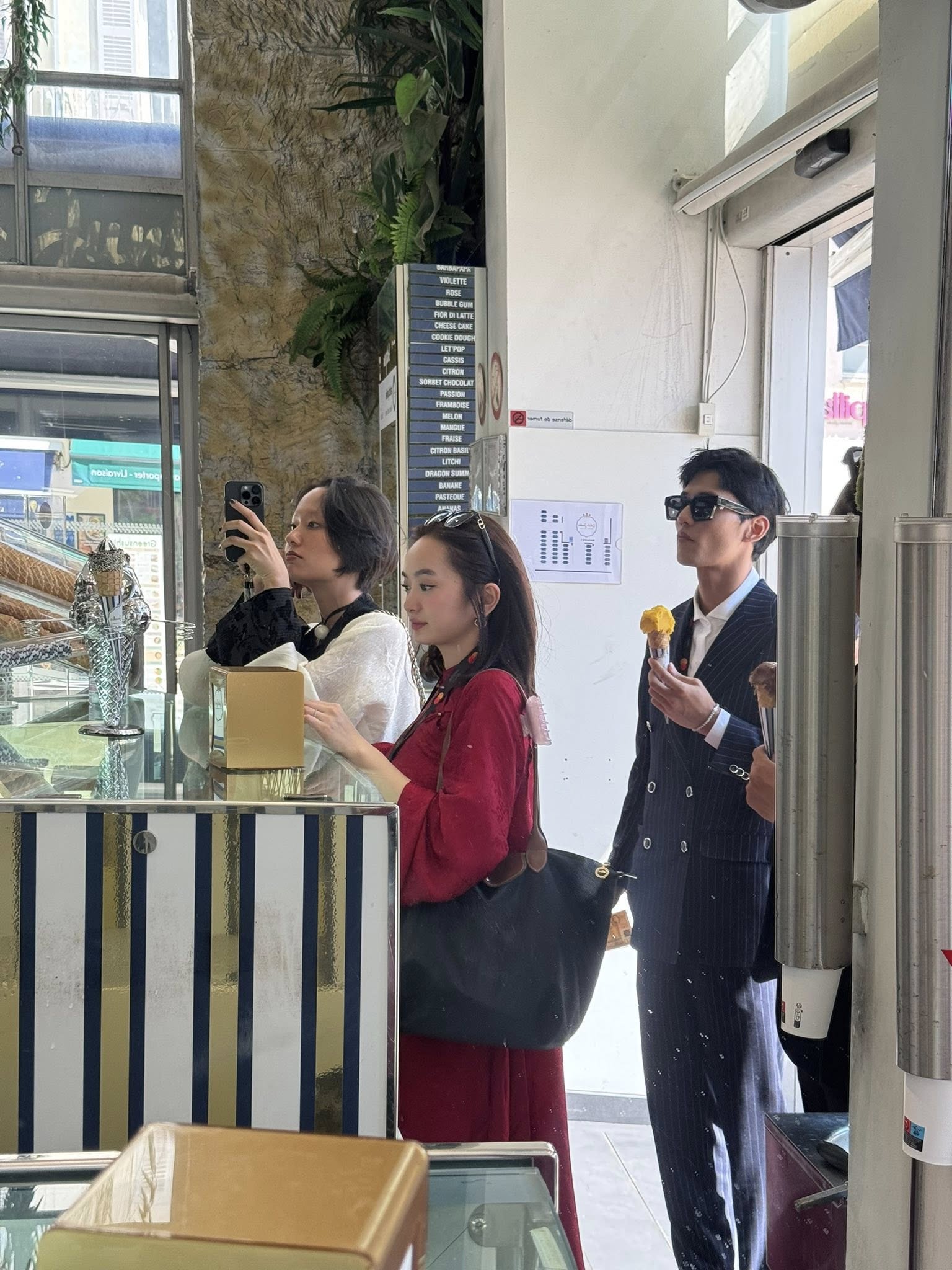 Kaity Nguyễn và dàn sao Việt bất ngờ đổ bộ Cannes- Ảnh 3. Kaity Nguyễn và dàn sao Việt bất ngờ đổ bộ Cannes- Ảnh 3.