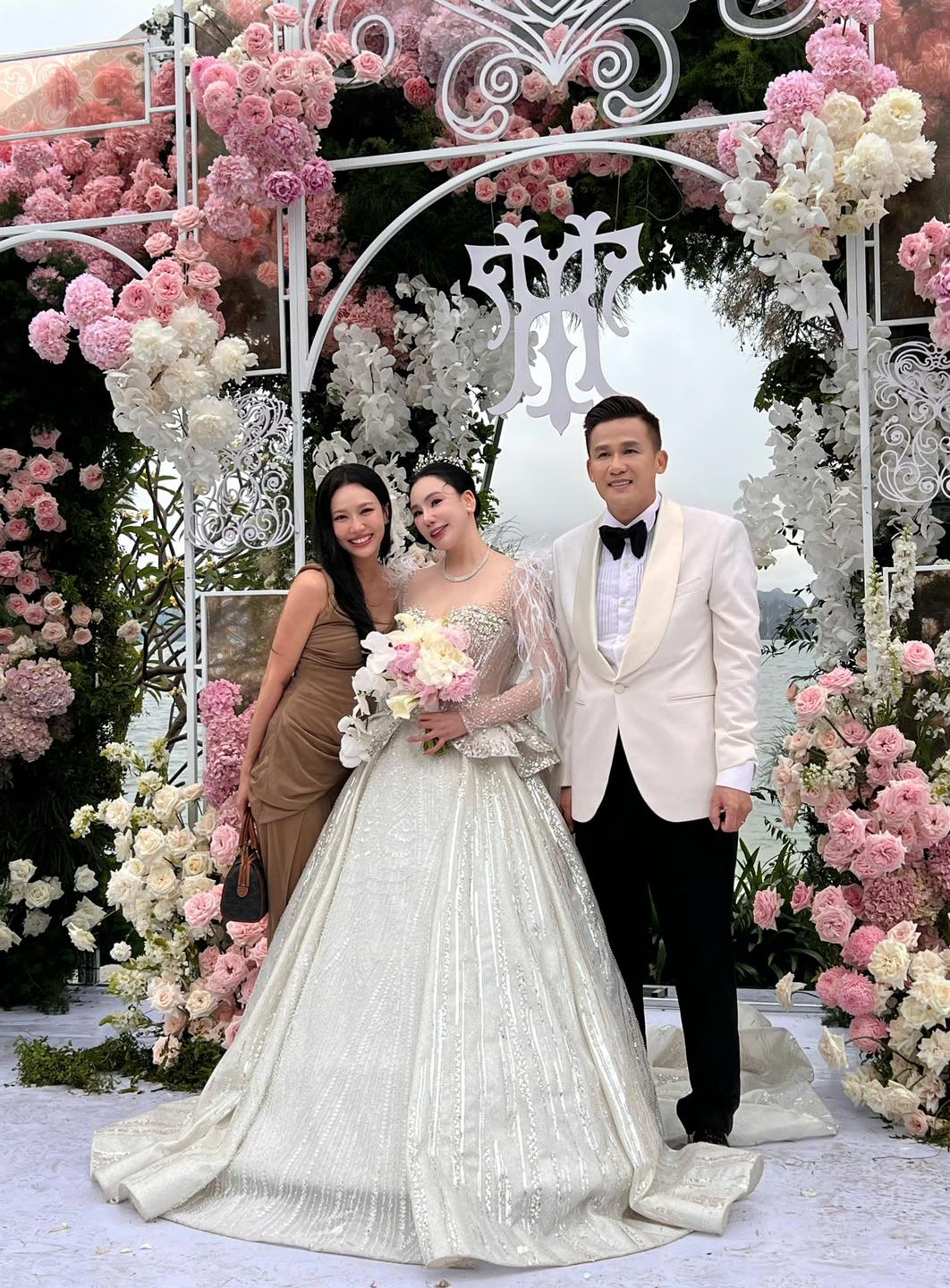 Dàn sao dự đám cưới Hồ Quỳnh Hương: Thiều Bảo Trâm khoe dáng gợi cảm, Dàn sao dự đám cưới Hồ Quỳnh Hương: Thiều Bảo Trâm khoe dáng gợi cảm,