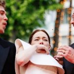 Clip hot: Minh tinh hạng A bị “tấn công” ngay trên thảm đỏ Cannes, bạn diễn phải ra tay giải cứu 49790424912802695536655826823050931355467504n 1747488817041 174748881745019095065 35 0 839 1536 crop 1747488905972374687634jpg