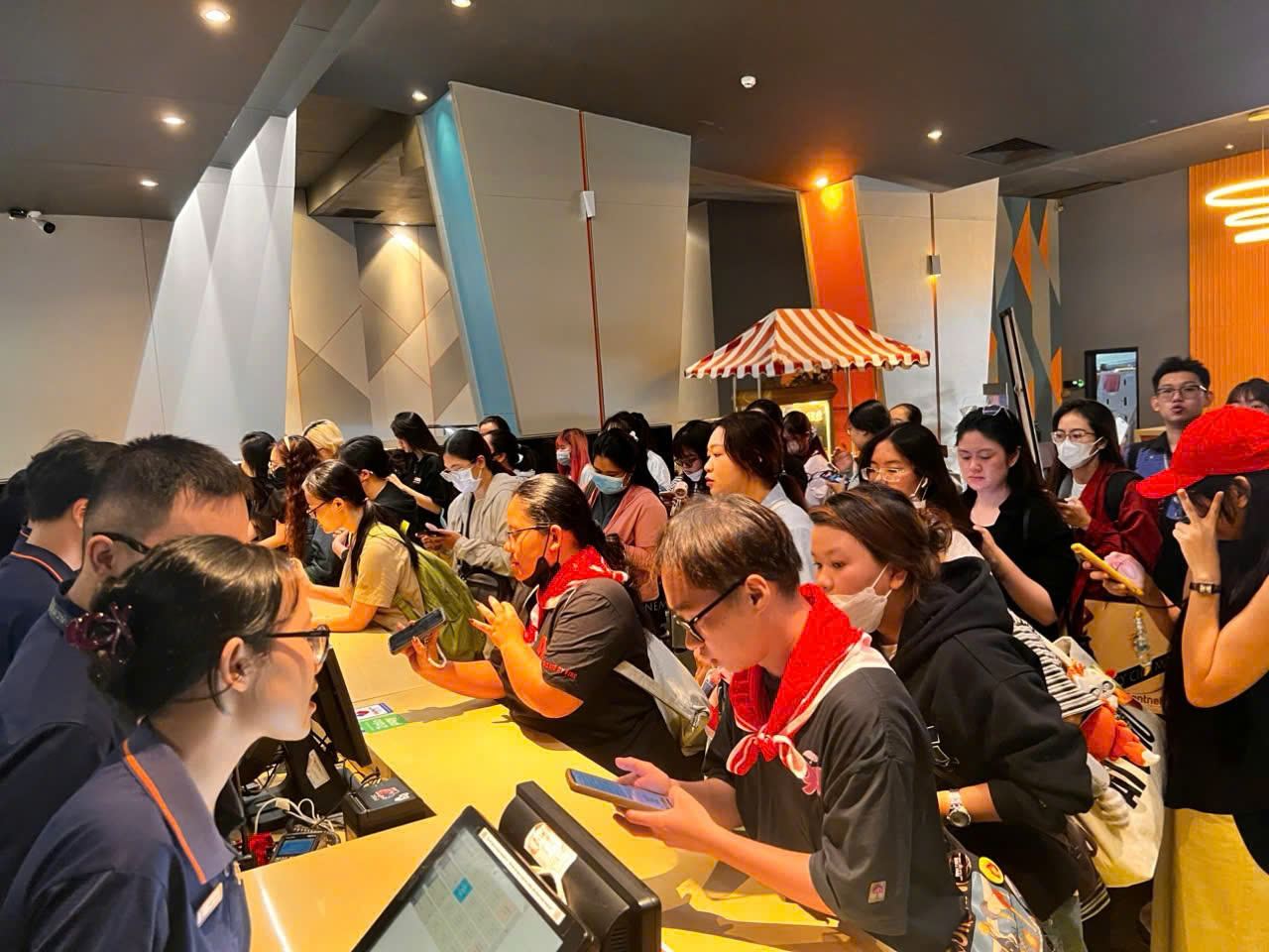 Phim Việt mới chiếu nửa ngày đã đánh bại cả Lý Hải và Victor Vũ, chiếm top 1 phòng vé khiến ai cũng choáng- Ảnh 3.