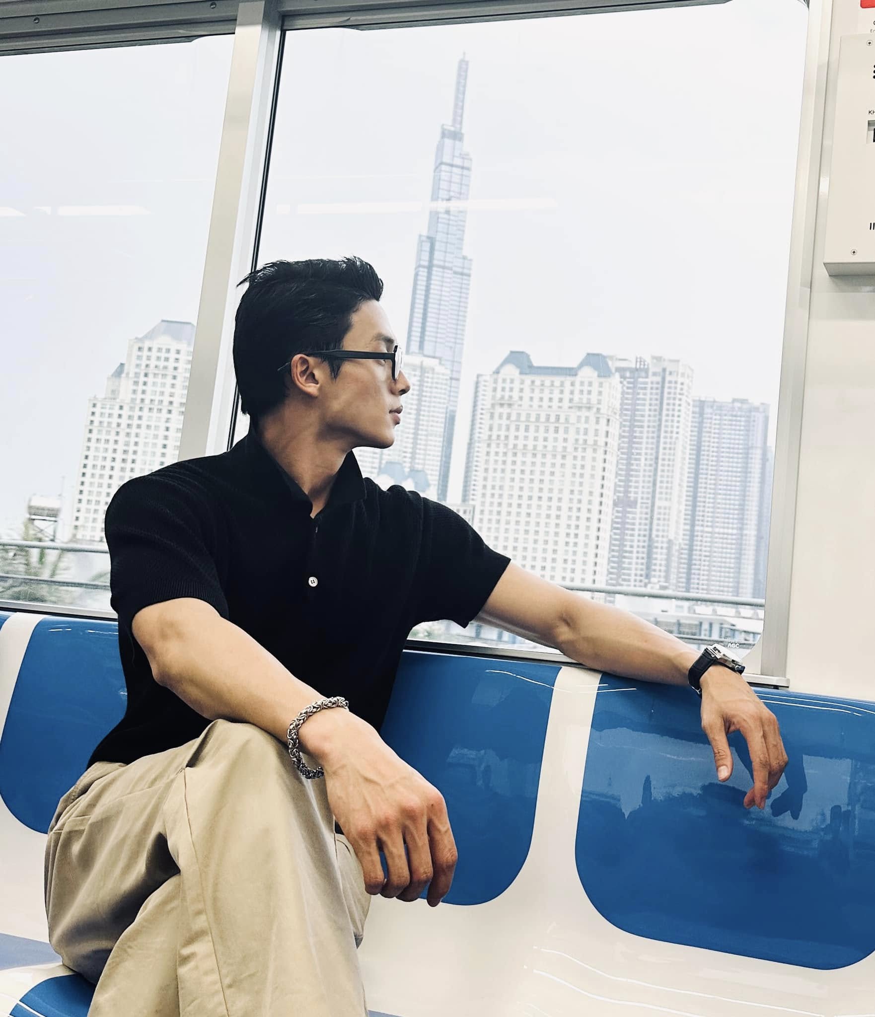 Mỹ nam cao gần 1m9 gây sốt trong buổi tập luyện diễu hành tại Mỹ Đình, mở khẩu trang mới càng ngỡ ngàng- Ảnh 10.