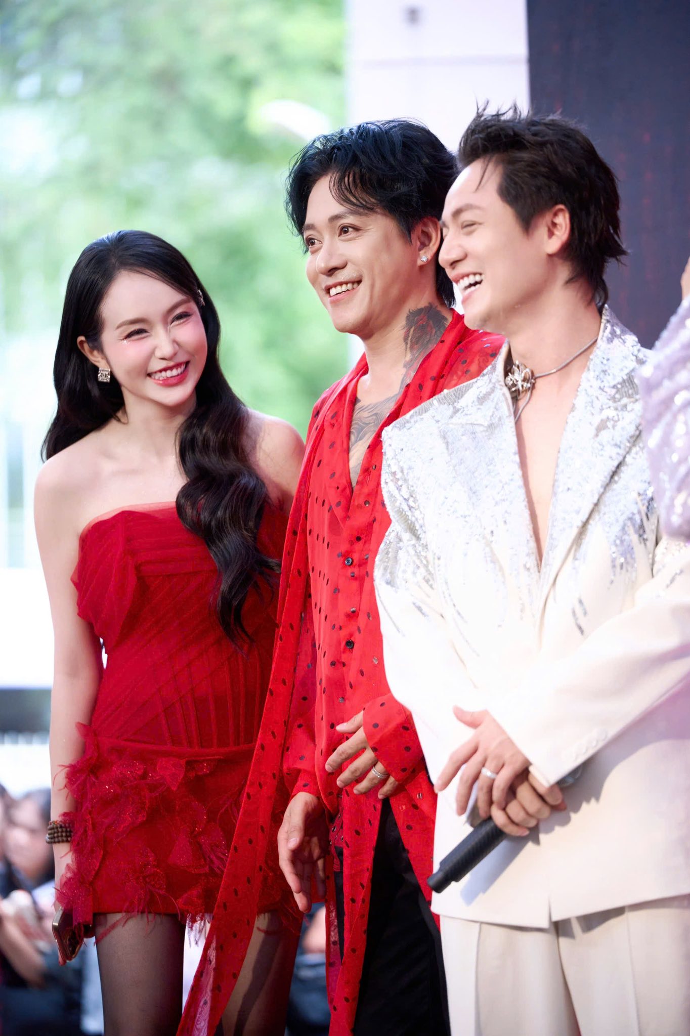 Khoảnh khắc trợn trừng, chớp mắt liên tục của Tuấn Hưng gây bàn tán- Ảnh 2.