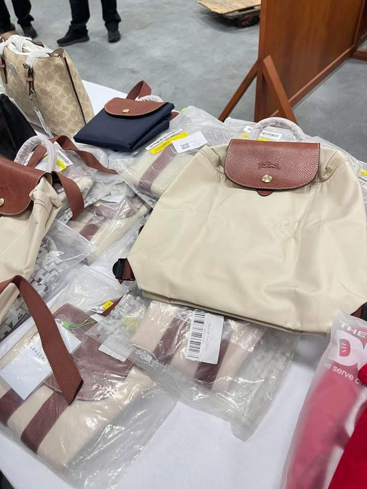 Hơn 78.223 sản phẩm mỹ phẩm, thiết bị điện tử,... giả bị phát hiện ở Thái Lan: Đường dây khủng do 2 nghi phạm Trung Quốc cầm đầu- Ảnh 9.