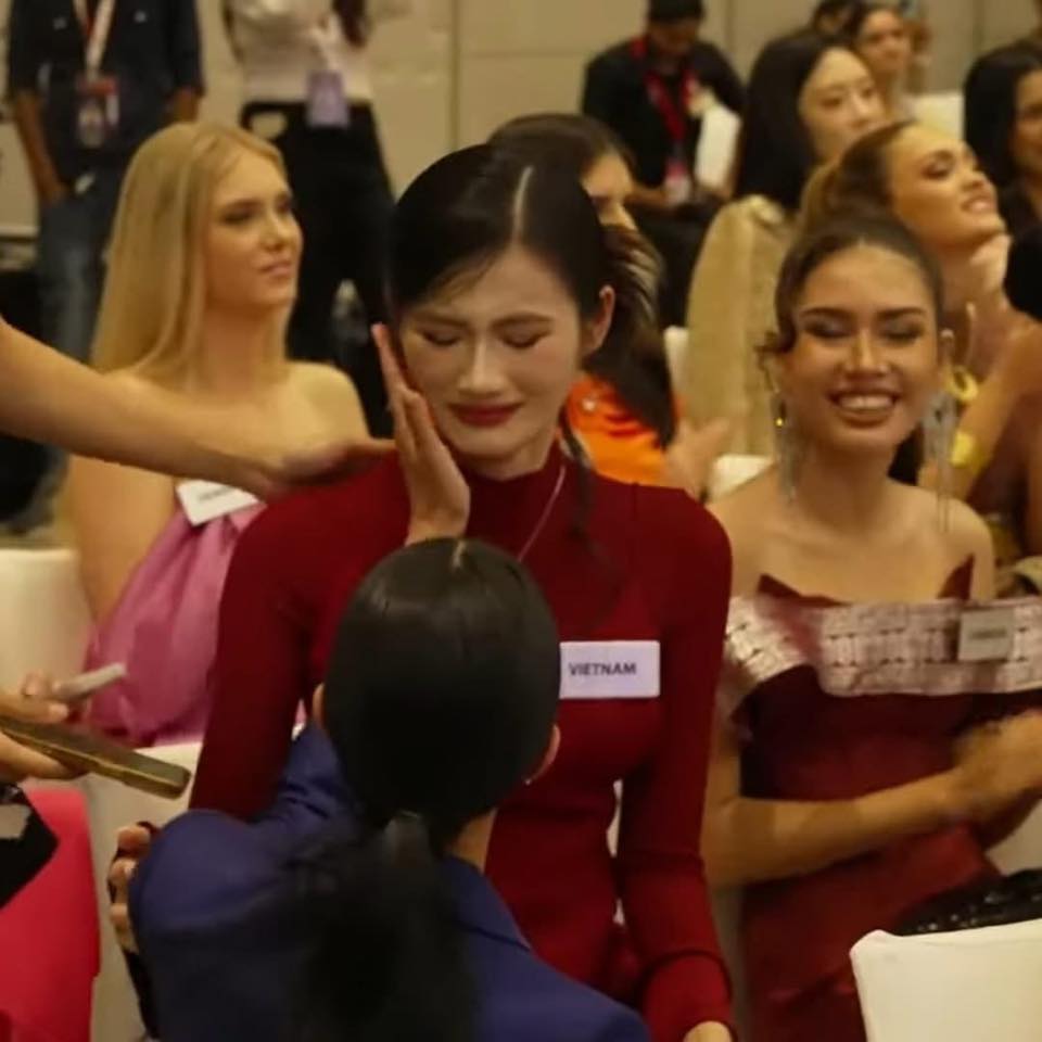 Hoa hậu Ý Nhi khóc mếu ở Miss World, netizen khó hiểu: