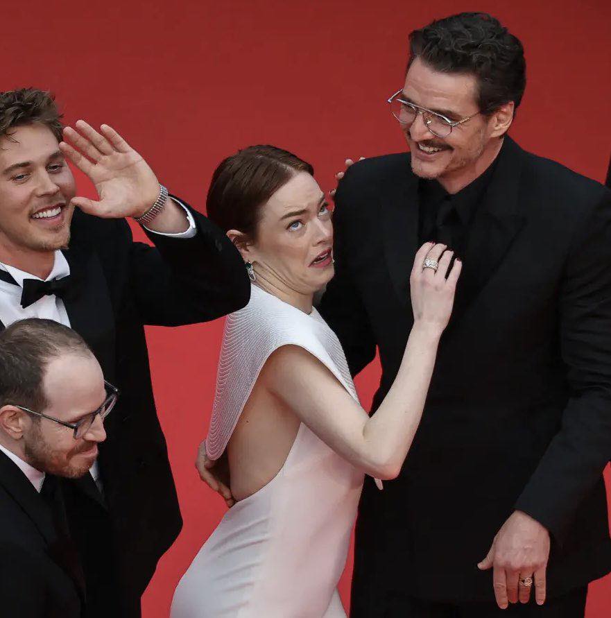 Clip hot: Minh tinh hạng A bị “tấn công” ngay trên thảm đỏ Cannes, bạn diễn phải ra tay giải cứu- Ảnh 2.