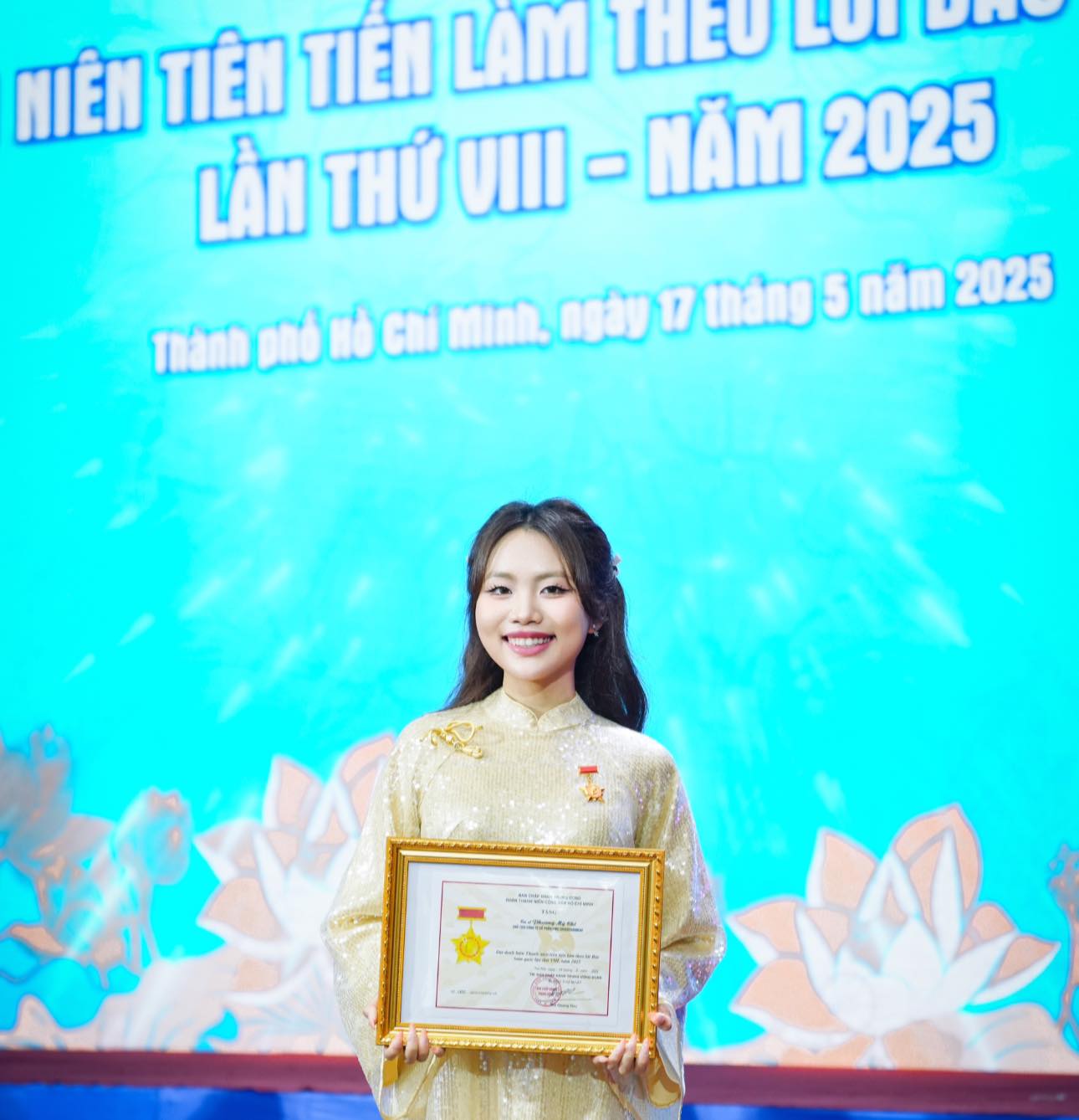 Chân dung nữ ca sĩ nổi tiếng vừa bật mí nhiệm vụ được giao bởi Thủ tướng Phạm Minh Chính- Ảnh 1. Chân dung nữ ca sĩ nổi tiếng vừa bật mí nhiệm vụ được giao bởi Thủ tướng Phạm Minh Chính- Ảnh 1.