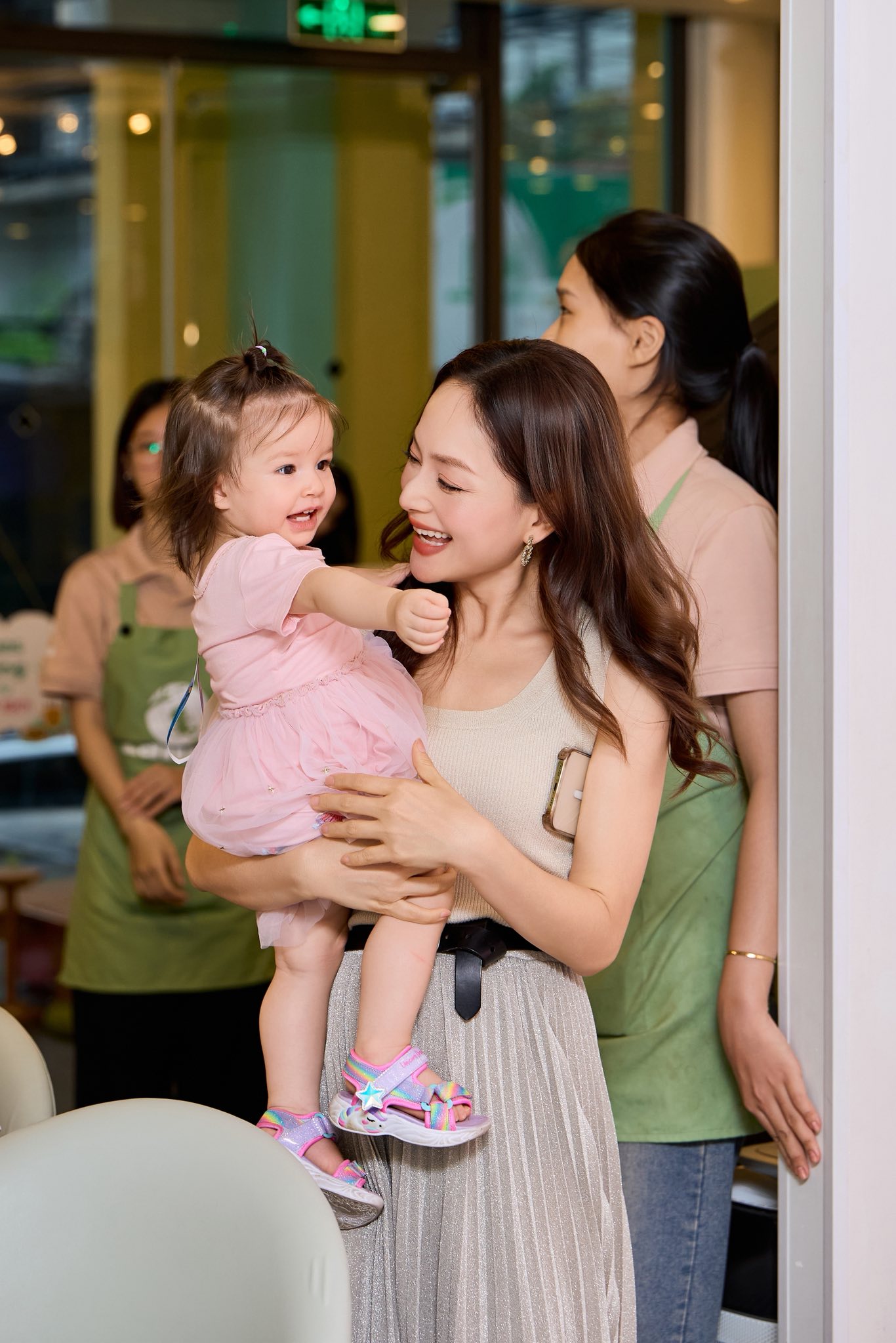 Lan Phương chi 1 tỷ/năm để nuôi con, 2 ái nữ đều học trường quốc tế, được mẹ địu đi du lịch khắp thế giới- Ảnh 4. Lan Phương chi 1 tỷ/năm để nuôi con, 2 ái nữ đều học trường quốc tế, được mẹ địu đi du lịch khắp thế giới- Ảnh 4.