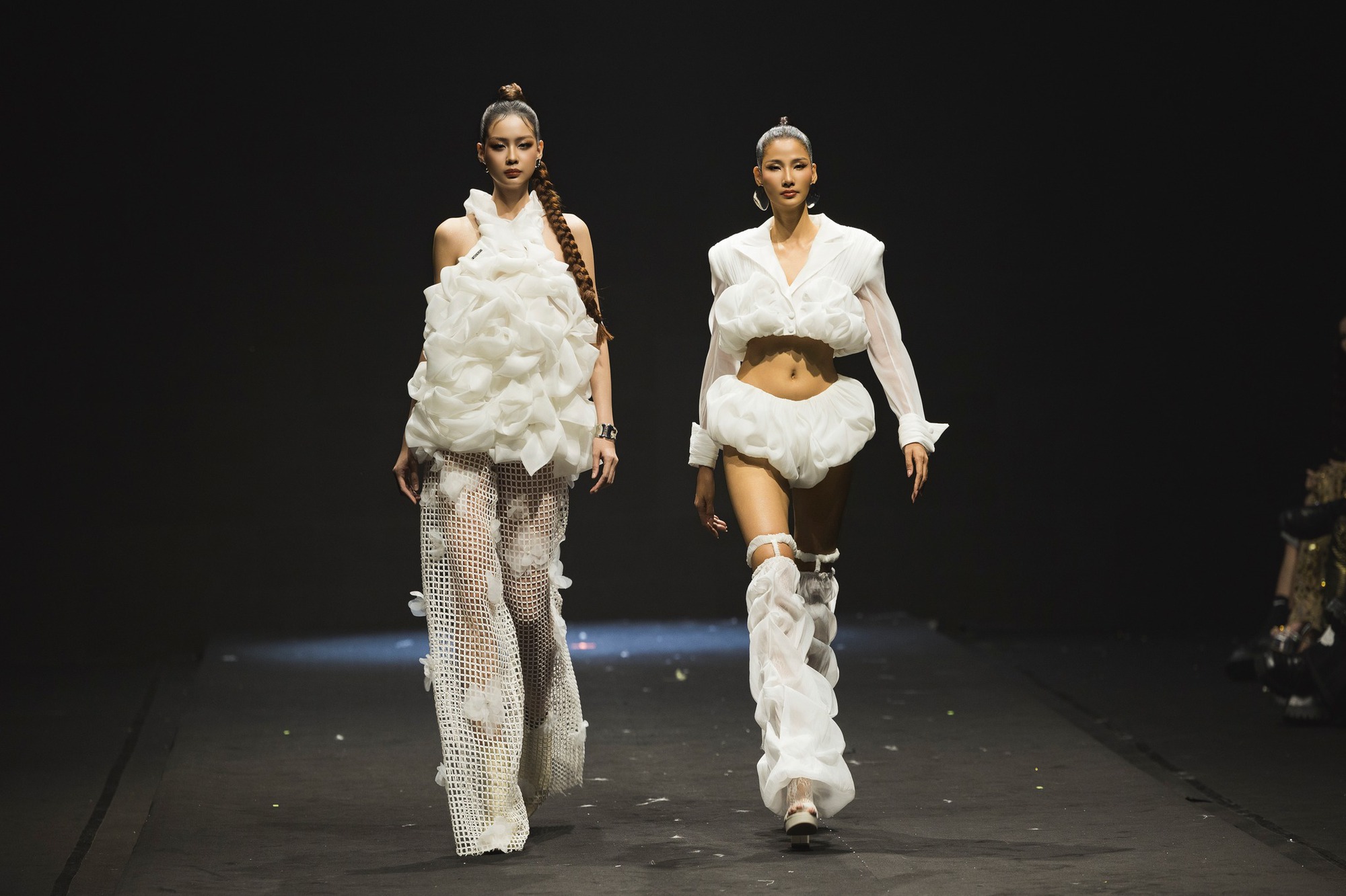 Cảnh tượng gây sốc tại show diễn thời trang, 1 sao nữ bức xúc trước ý thức kém của dàn khách mời ngồi hàng A- Ảnh 3. Cảnh tượng gây sốc tại show diễn thời trang, 1 sao nữ bức xúc trước ý thức kém của dàn khách mời ngồi hàng A- Ảnh 3.