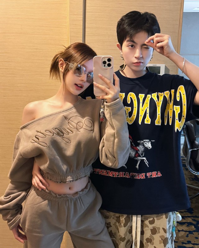 Xoài Non khoe body sexy bỏng mắt, tình tứ với Gil Lê mặc kệ lùm xùm pass đồ- Ảnh 5. Xoài Non khoe body sexy bỏng mắt, tình tứ với Gil Lê mặc kệ lùm xùm pass đồ- Ảnh 5.