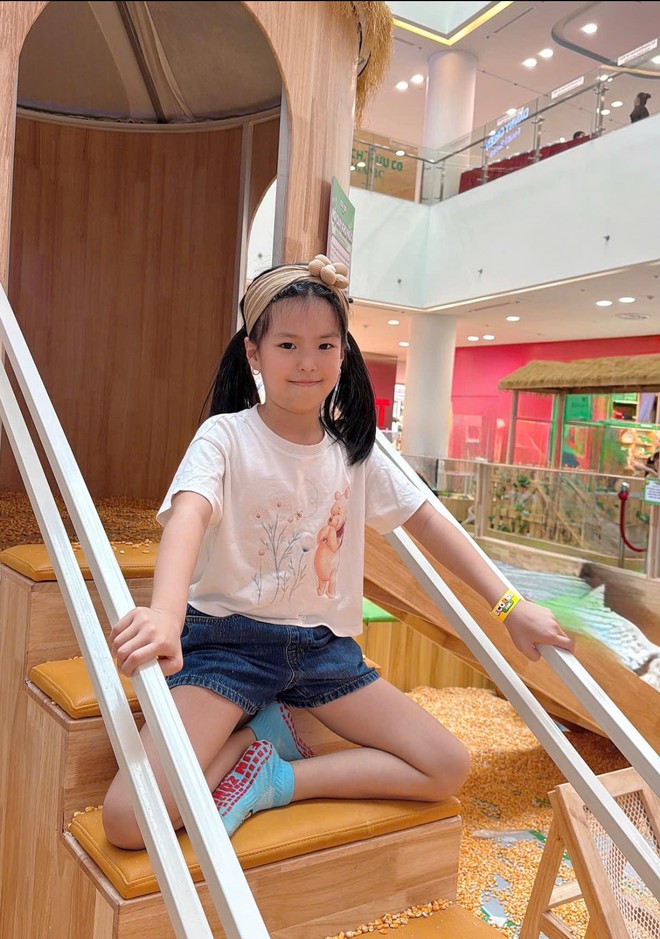 Con gái Lê Phương gây chú ý với đôi chân dài thẳng tắp ở tuổi lên 6, dân mạng trầm trồ