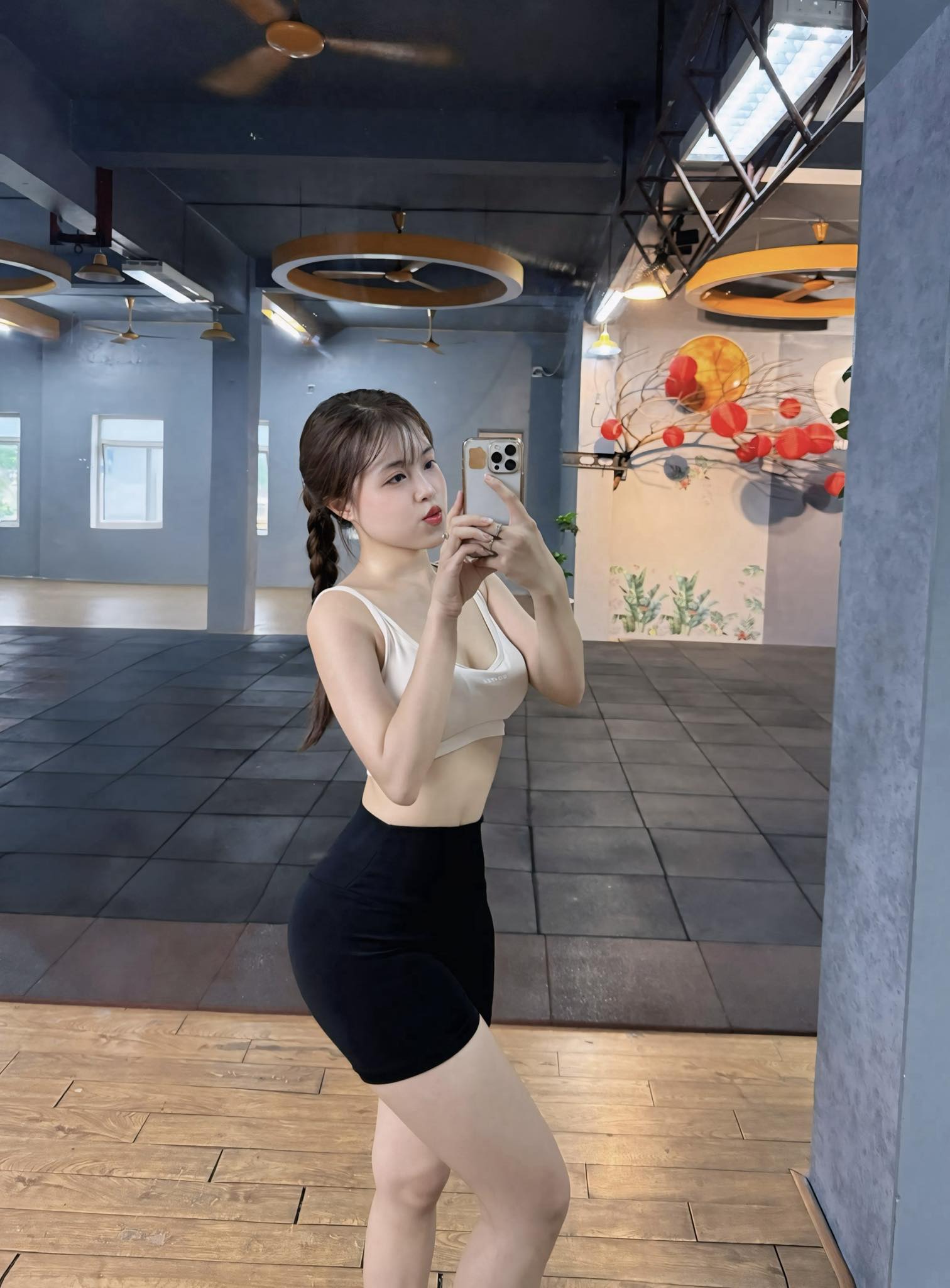 "Tỏa sáng" trên đường chạy, gái xinh đáp trả khi bị nói "làm màu" 49936510626403324628300494597719457341755426n 17490986534731296734600 1749099026622 1749099026737201900984