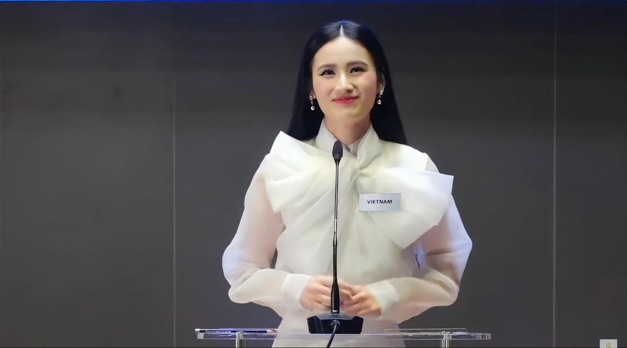 Hoa hậu Ý Nhi cứu lấy chính mình- Ảnh 5. Hoa hậu Ý Nhi cứu lấy chính mình- Ảnh 5.