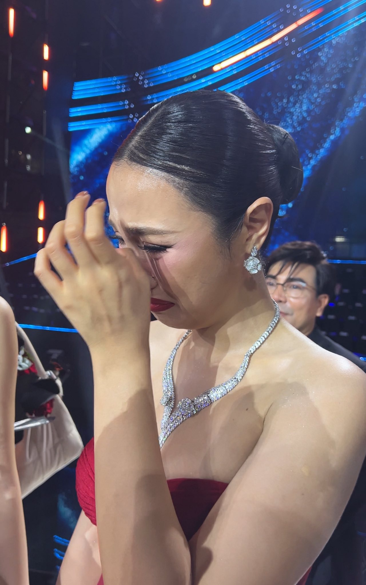 Chưa từng có: Nam diễn viên cầu hôn mỹ nhân Vbiz ngay tại Chung kết Hoa hậu hoàn vũ VN!- Ảnh 5.