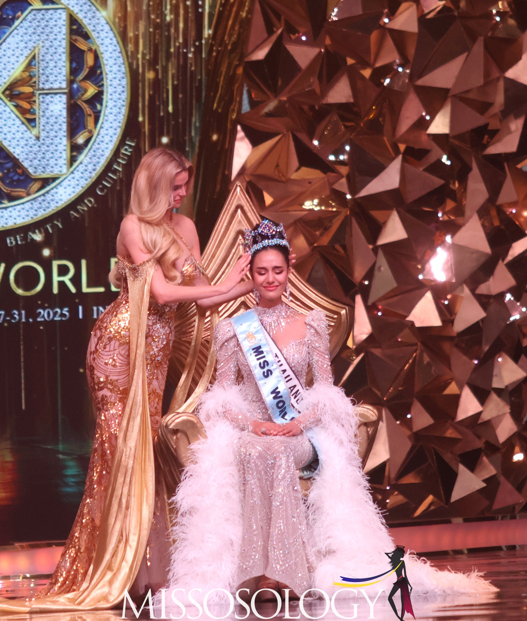 Hoa hậu Thái Lan vừa đăng quang Miss World: Bị Miss Universe tước danh hiệu, Hoa hậu Thái Lan vừa đăng quang Miss World: Bị Miss Universe tước danh hiệu,