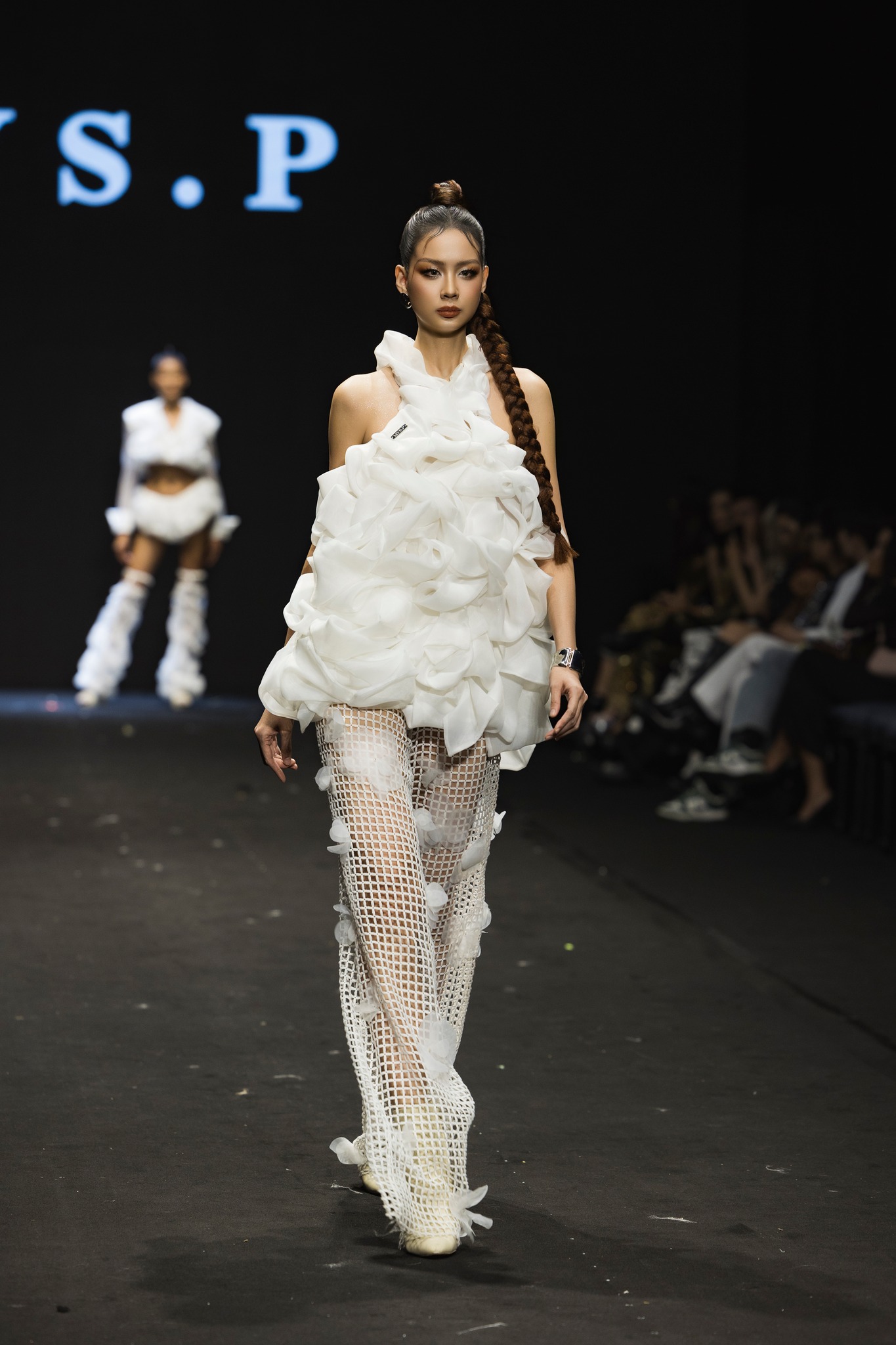 Mỹ nhân có đôi chân dài nhất Vbiz: 2 lần thi quốc tế, ai gặp cũng phải Mỹ nhân có đôi chân dài nhất Vbiz: 2 lần thi quốc tế, ai gặp cũng phải