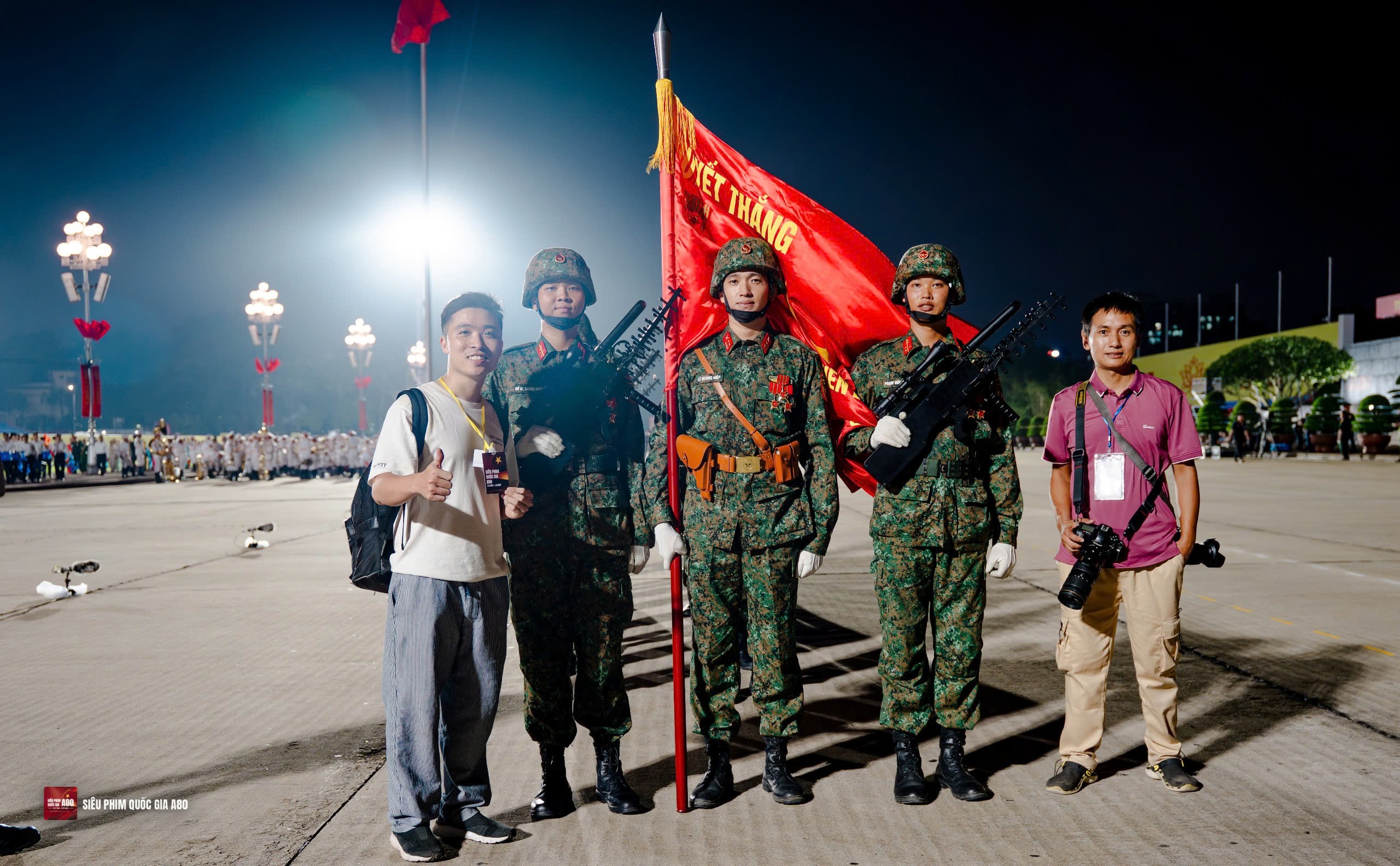 4ad1150da86e22307b7f-1758262309-676-width2560height1584 Anh Huy Gulit (bìa trái), anh Lê Xuân Bách (bìa phải) chụp ảnh cùng các đồng chí khối Tác chiến điện tử