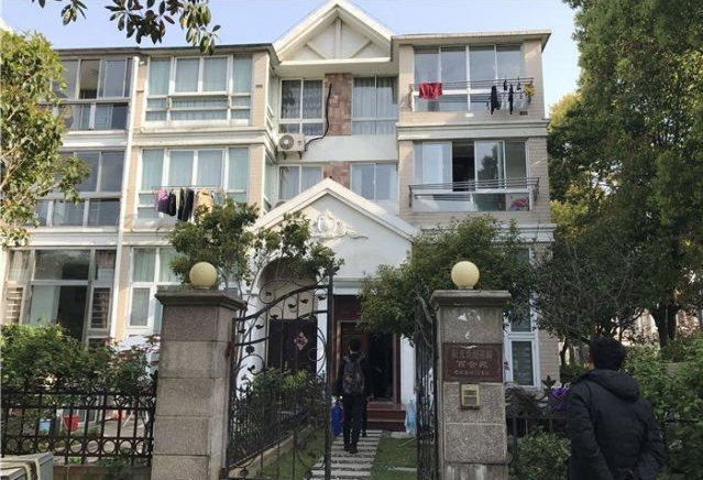 Người đàn ông sống 9 năm trong biệt thự 4,3 tỷ đồng thì nhà bất ngờ bị ngân hàng bán đấu giá, tòa án phán quyết: “Anh không sai nhưng phải rời đi”- Ảnh 1.