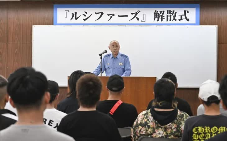 Các thành viên băng đảng Lucifers tổ chức lễ giải tán ở đồn cảnh sát Atsuta, tỉnh Aichi (Ảnh: Chunichi)