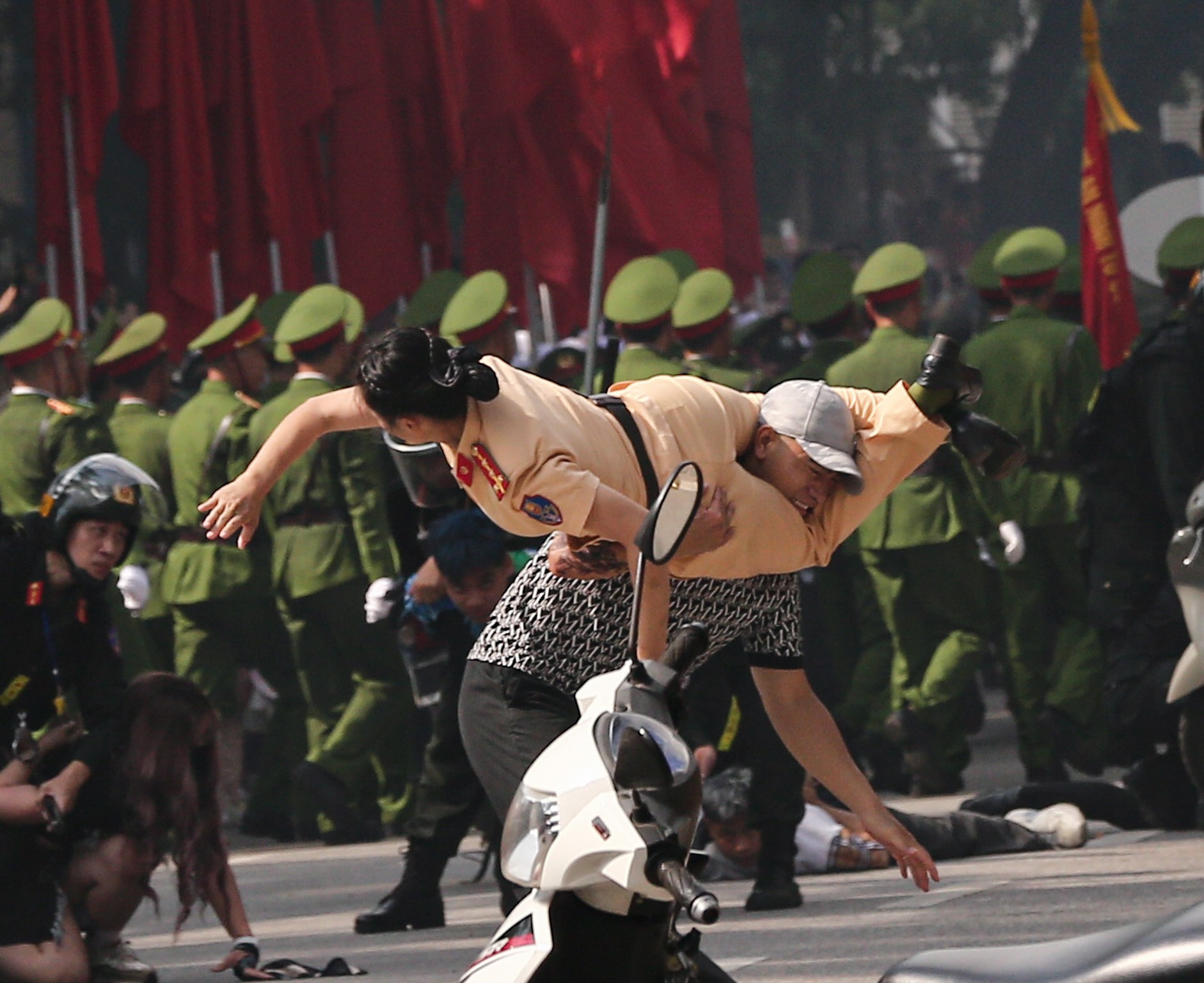 4h3a9270_edit_165533931058073-1754811067-962-width1882height1537 Danh tính nữ Cảnh sát giao thông kẹp cổ