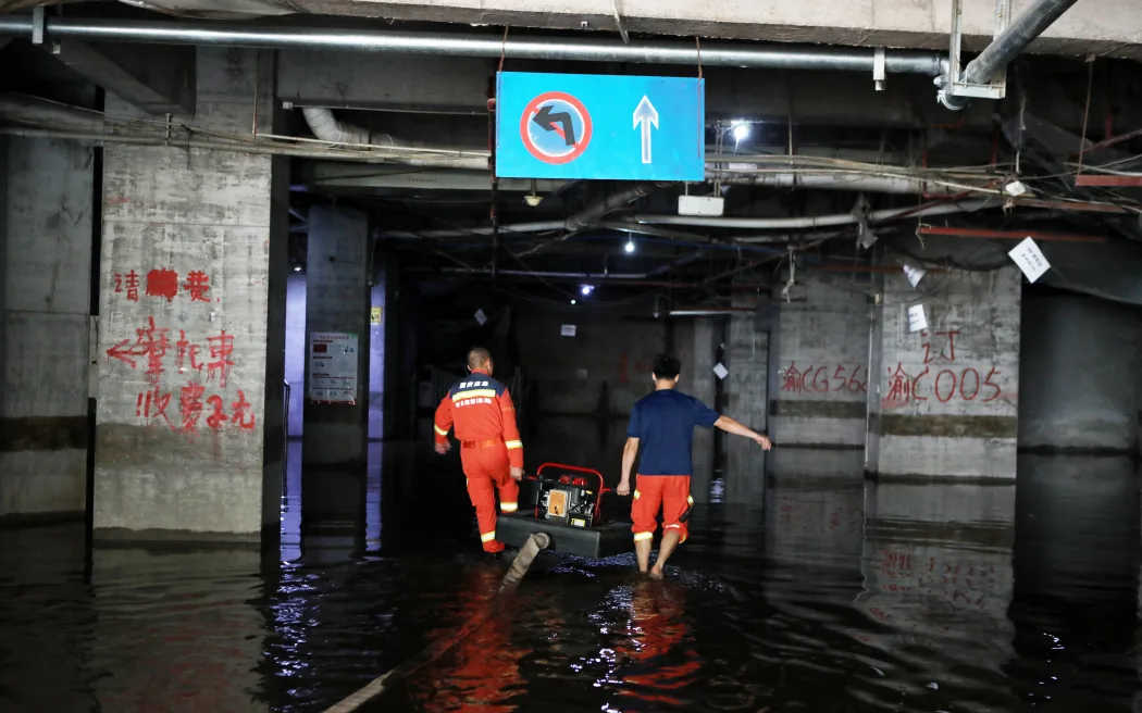 Cảnh tượng nghẹt thở trong trận lũ lịch sử tại Trung Quốc: Xe cộ, vật nuôi bị trôi như lá, hơn 10.000 người sơ tán- Ảnh 1. Cảnh tượng nghẹt thở trong trận lũ lịch sử tại Trung Quốc: Xe cộ, vật nuôi bị trôi như lá, hơn 10.000 người sơ tán- Ảnh 1.