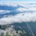 Đi xuyên mây trên cây cầu bắc qua 'vết nứt Trái Đất' ở Trung Quốc 4w3kaiyleio1eqp3 1759115167243 17591151679752049718824