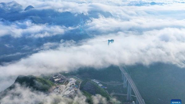 Đi xuyên mây trên cây cầu bắc qua 'vết nứt Trái Đất' ở Trung Quốc 4w3kaiyleio1eqp3 1759115167243 17591151679752049718824