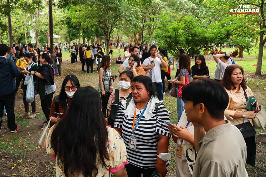 Bị cảnh báo động đất phải sơ tán khỏi các tòa nhà, dân văn phòng Thái Lan kéo nhau ra công viên làm việc tiếp- Ảnh 5.