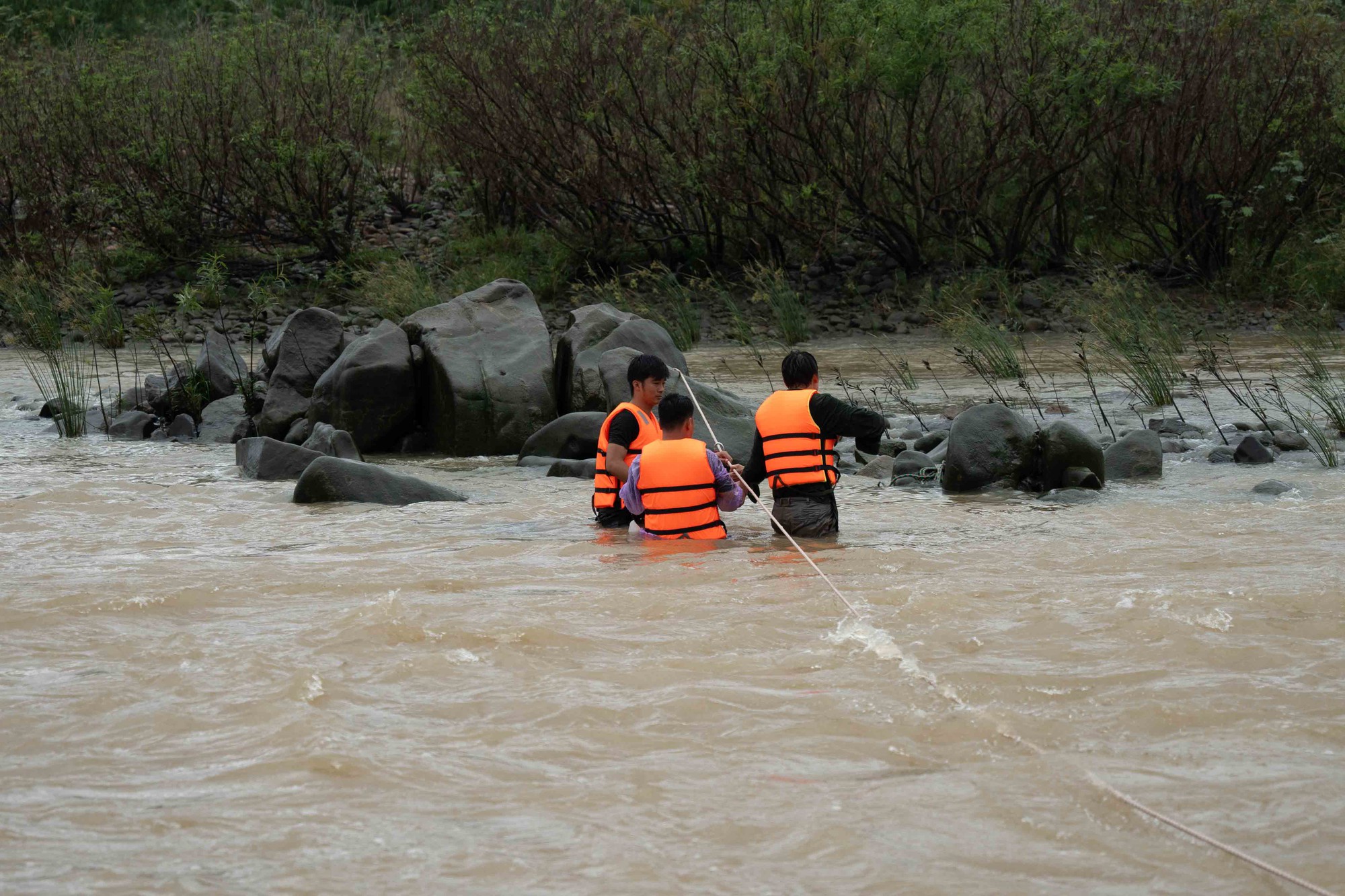 Cảnh quay sốc nhất Lật Mặt 8: Nước lũ cuốn trôi thiết bị, Lý Hải liều mình lao vào nguy hiểm- Ảnh 4. Cảnh quay sốc nhất Lật Mặt 8: Nước lũ cuốn trôi thiết bị, Lý Hải liều mình lao vào nguy hiểm- Ảnh 4.