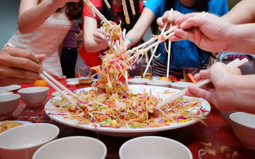 Cuộc chiến ẩm thực kỳ lạ nhất dịp Tết Nguyên đán: “Đồ ăn bay lên tận... quạt trần”- Ảnh 4. Cuộc chiến ẩm thực kỳ lạ nhất dịp Tết Nguyên đán: “Đồ ăn bay lên tận... quạt trần”- Ảnh 4.