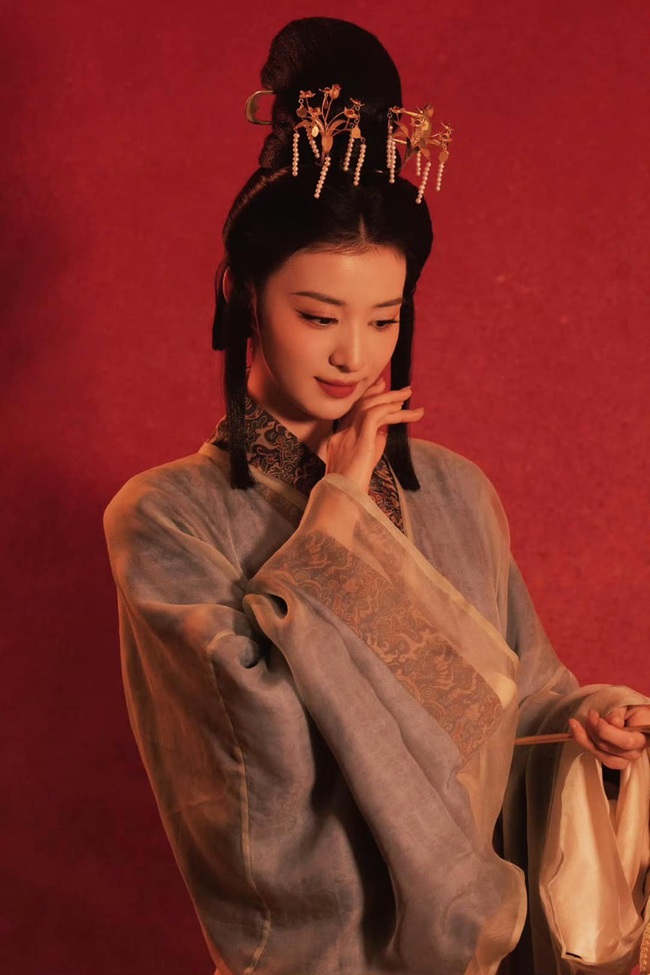 Mỹ nhân cổ trang đẹp nhất Tết Nguyên đán 2025: Nhan sắc phong thần hơn cả tranh vẽ- Ảnh 11. Mỹ nhân cổ trang đẹp nhất Tết Nguyên đán 2025: Nhan sắc phong thần hơn cả tranh vẽ- Ảnh 11.