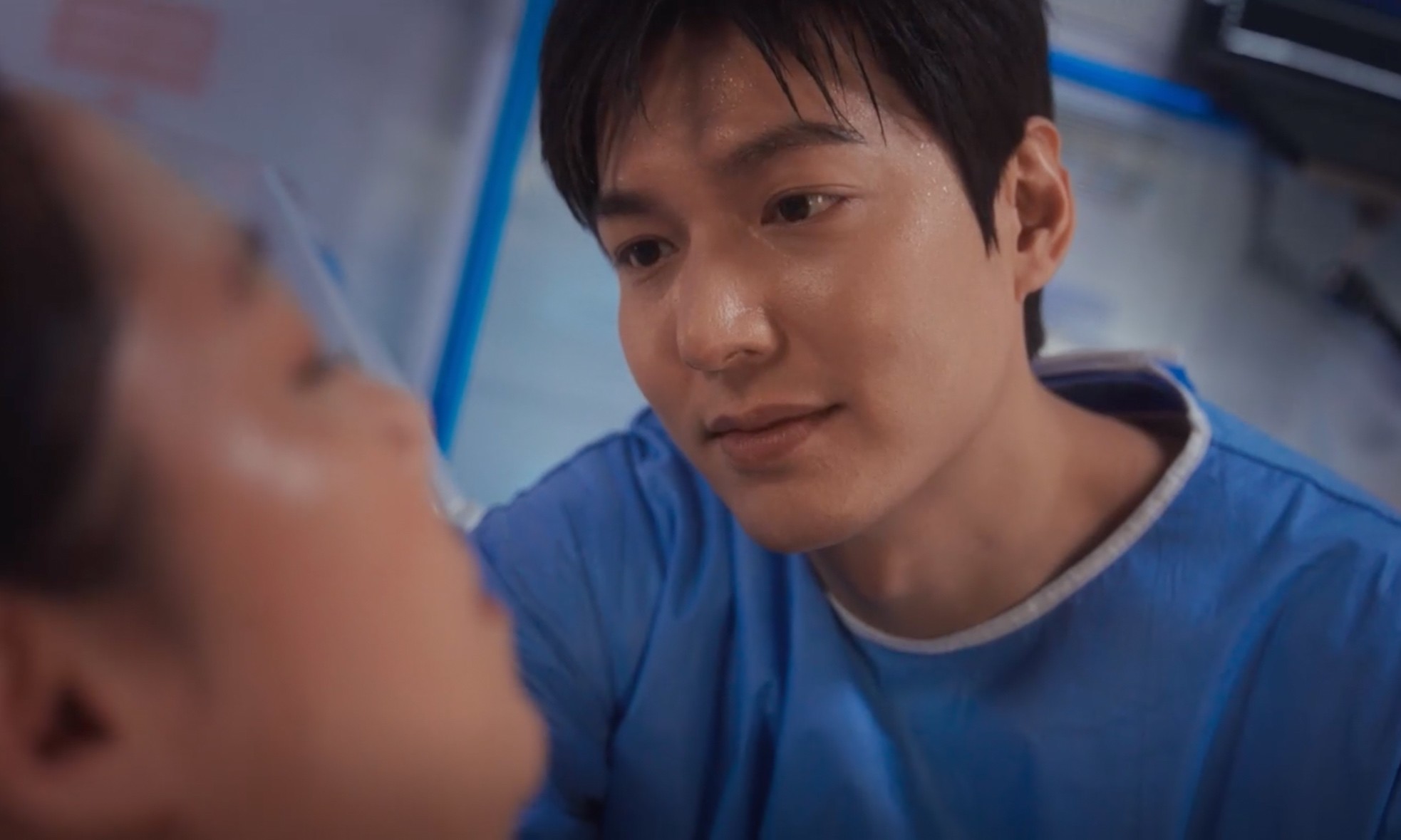 5-1740373388-942-width1966height1179 Nữ chính (Gong Hyo Jin thủ vai) hy sinh mạng sống để sinh con ngoài vũ trụ. Nhân vật của cô giấu đi biến chứng nguy hiểm sau sinh khỏi người bạn đời (do Lee Min Ho thủ vai). Chỉ 24 giờ sau khi sinh, cô qua đời, để lại nỗi đau cho người ở lại.