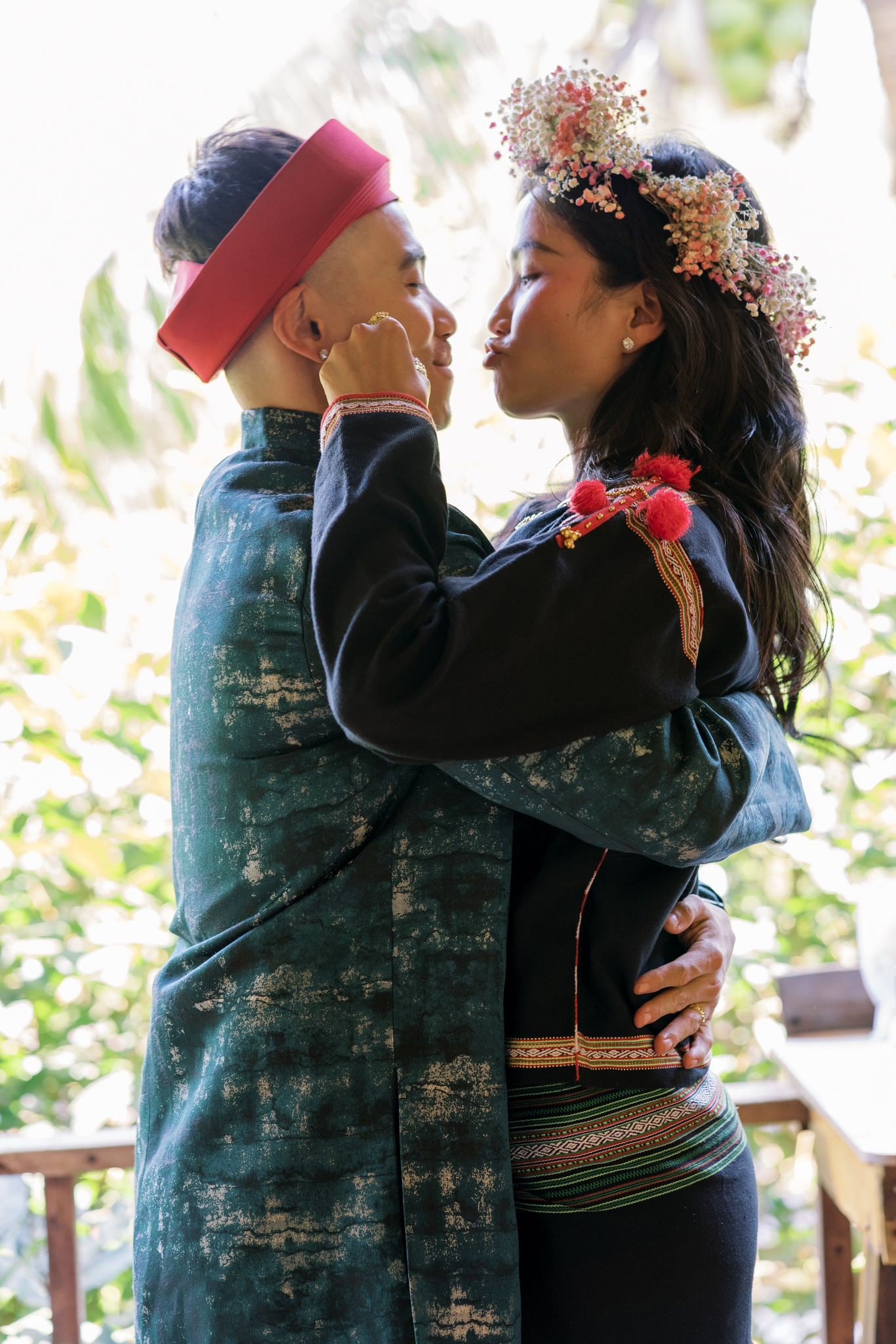 H'Hen Niê đi chân đất ở lễ cưới - 11