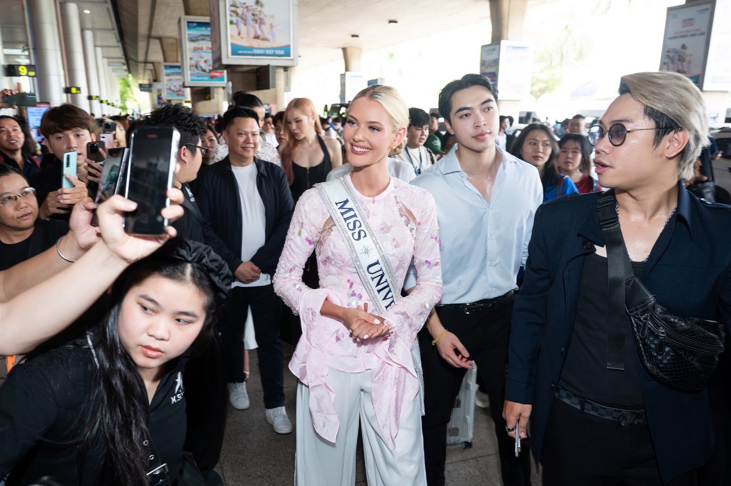 Miss Universe 2024 Victoria Kjær Theilvig Jakrajutatip mặc áo bà ba đến thăm Việt Nam- Ảnh 1.