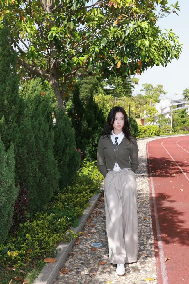 Cặp đôi cô giáo - huấn luyện viên gây sốt Trung Quốc: Đẹp xé truyện bước ra, tưởng không hợp mà hợp không tưởng- Ảnh 1.