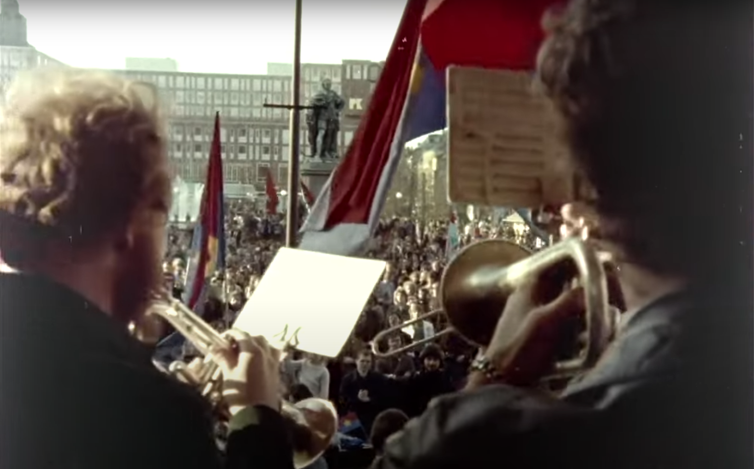 Những lát cắt đầy cảm xúc trong Victory Vietnam - Bộ phim tài liệu lịch sử quý hiếm về ngày thống nhất đất nước- Ảnh 6. Những lát cắt đầy cảm xúc trong Victory Vietnam - Bộ phim tài liệu lịch sử quý hiếm về ngày thống nhất đất nước- Ảnh 6.