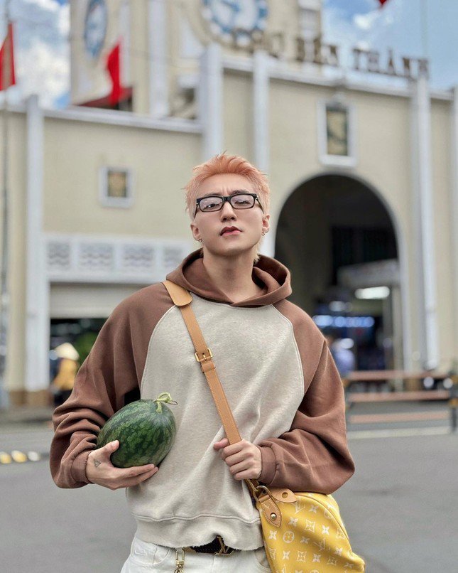 Sơn Tùng đi chợ Bến Thành, nhét xoài, măng cụt vào túi 300 triệu đồng - 5