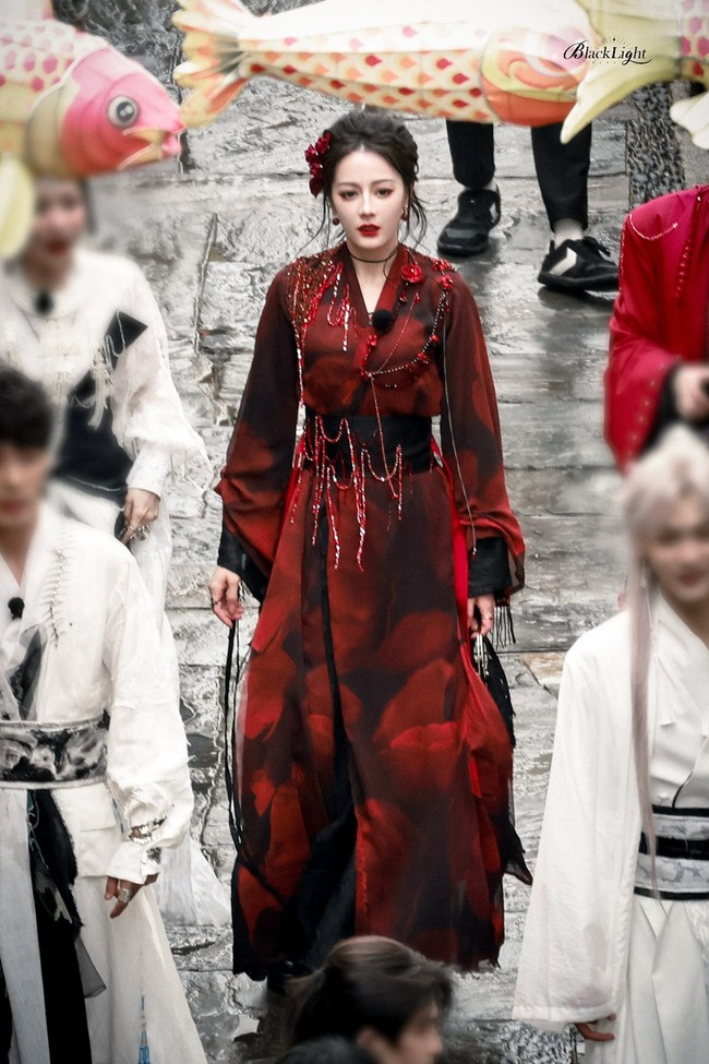 Mỹ nhân cổ điển đẹp nhất Trung Quốc hiện tại: Visual quốc sắc thiên hương, style Đông Tây kết hợp đỉnh tuyệt đối- Ảnh 1.