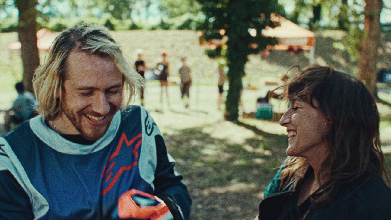 Bộ phim mở màn Cannes nhận tràng pháo tay 5 phút gây tranh cãi - 2