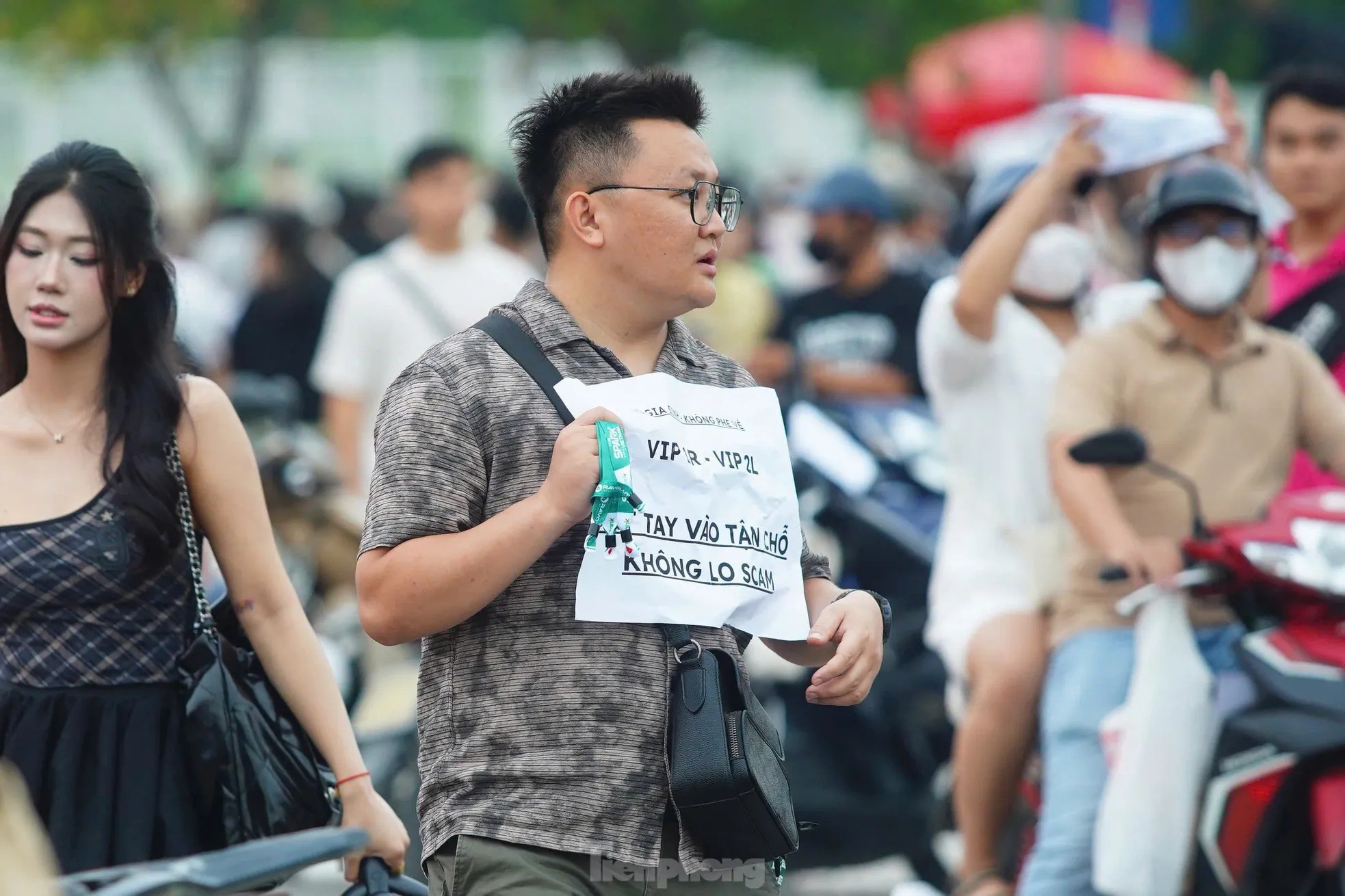 5-1750511189-740-width1966height1310 Giá vé show có G-Dragon giảm sâu, phe vé ế khách - 10