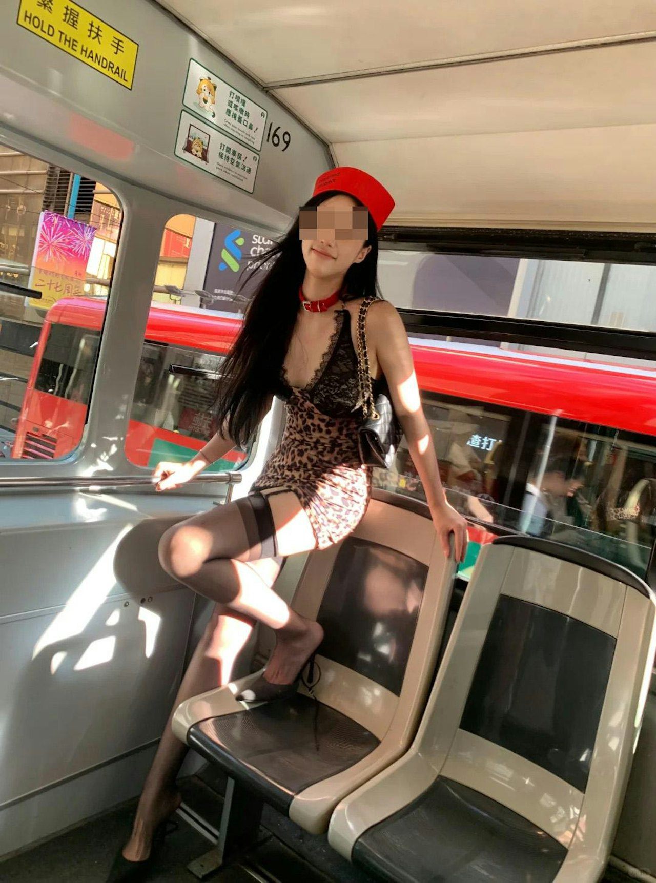 Cô gái trẻ mặc váy ôm ngắn, tạo dáng trên xe buýt gây tranh cãi - 1