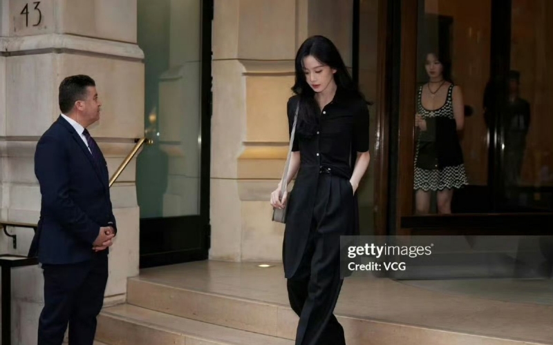 Nhan sắc của mỹ nhân hạng A này lạ lắm: Lên phim lờ đờ như 3 ngày không ngủ, ngoài đời