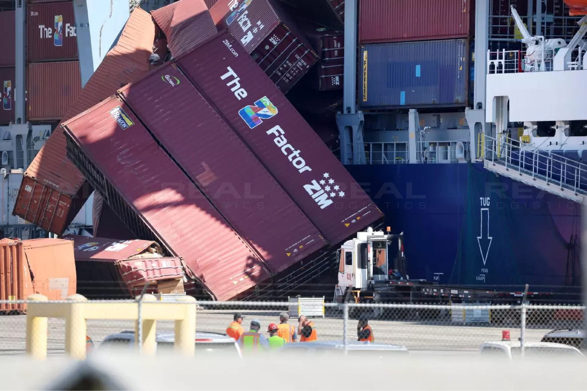 67 container rơi khỏi tàu hàng Zim Mississippi, trôi nổi trên biển tại cảng Long Beach, Mỹ- Ảnh 4.