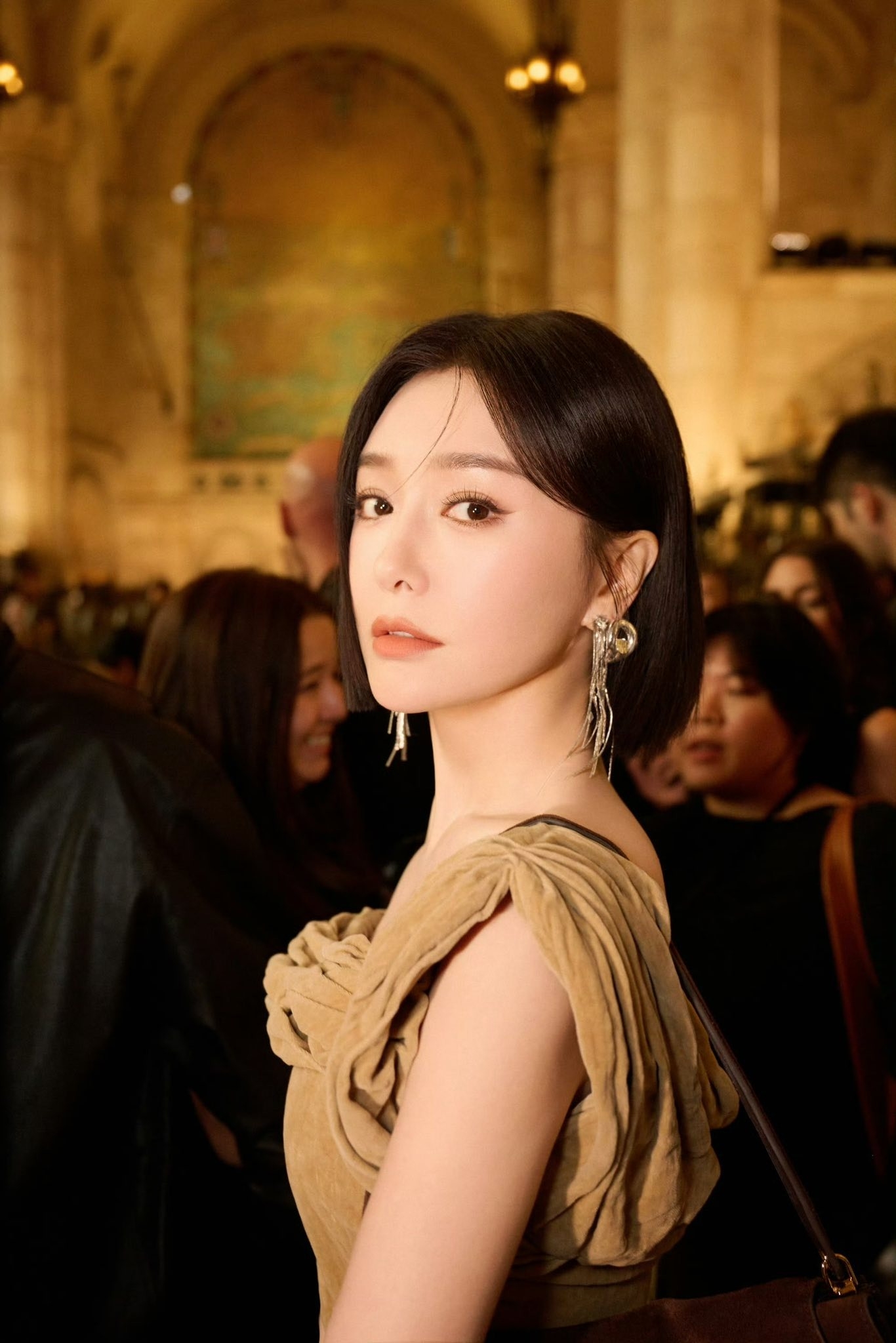 Cả phố náo loạn khi mỹ nhân này vừa bước xuống xe: Người đâu mà đẹp thế không biết, sang đến từng hơi thở- Ảnh 11.