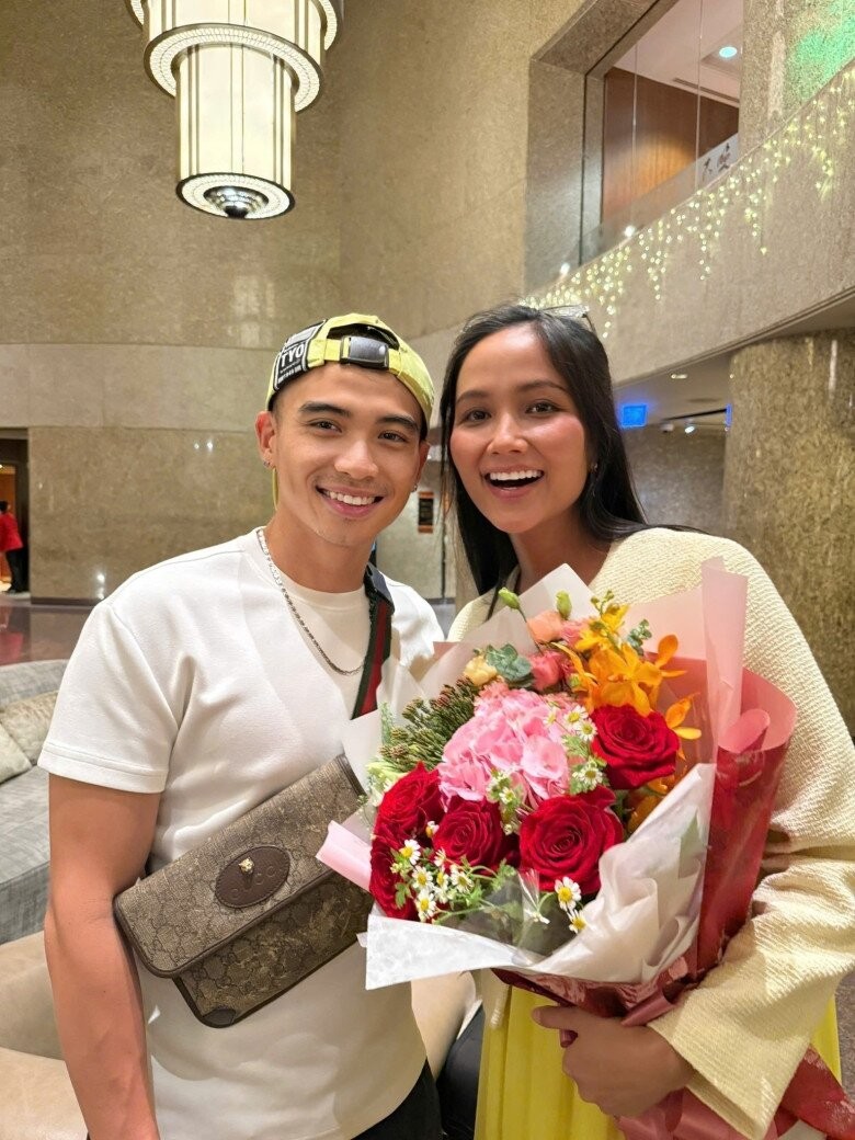 Hoa hậu H'Hen Niê sinh con đầu lòng: Chồng nhiếp ảnh gia khóc khi vợ Hoa hậu H'Hen Niê sinh con đầu lòng: Chồng nhiếp ảnh gia khóc khi vợ