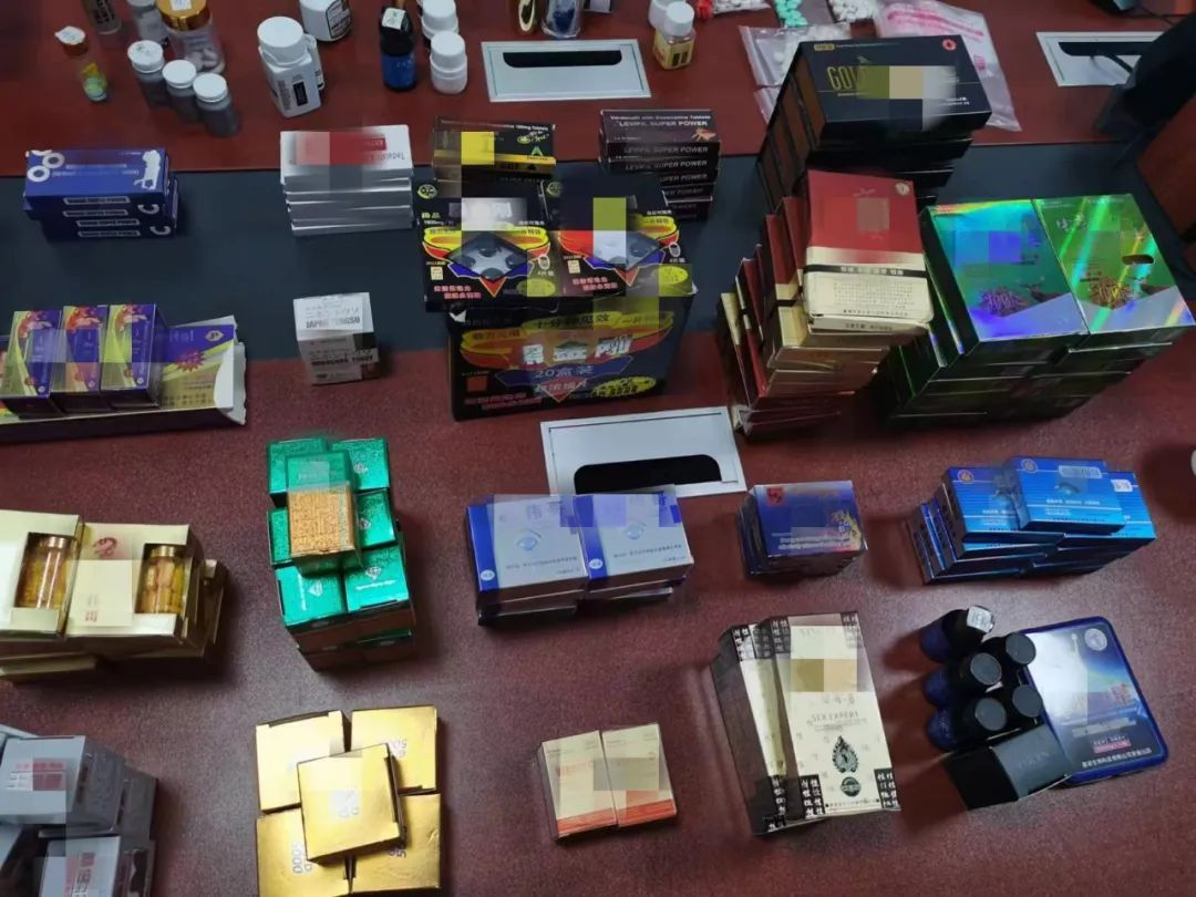 Đột kích 2 cửa hàng và 4 khu dân cư, công an triệt phá đường dây sản thuốc giả quy mô hàng 36 tỷ đồng, tịch thu hơn 4.500 hộp dược phẩm kém chất lượng- Ảnh 2. Đột kích 2 cửa hàng và 4 khu dân cư, công an triệt phá đường dây sản thuốc giả quy mô hàng 36 tỷ đồng, tịch thu hơn 4.500 hộp dược phẩm kém chất lượng- Ảnh 2.