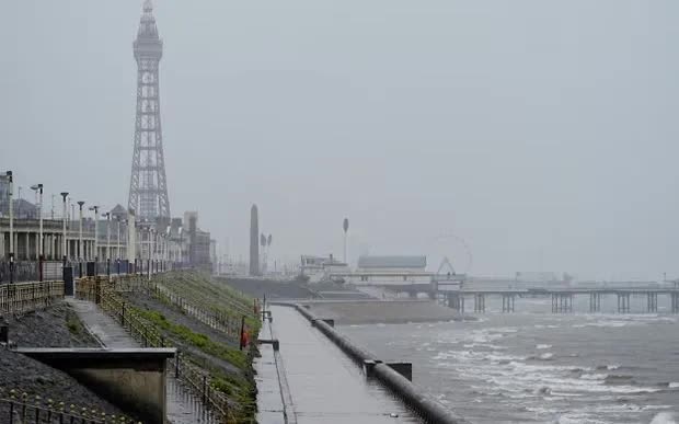 Bầu trời xám và sóng lớn tại bờ biển Blackpool, Lancashire trước khi bão Floris đổ bộ ngày 4/8 (Ảnh: PA)