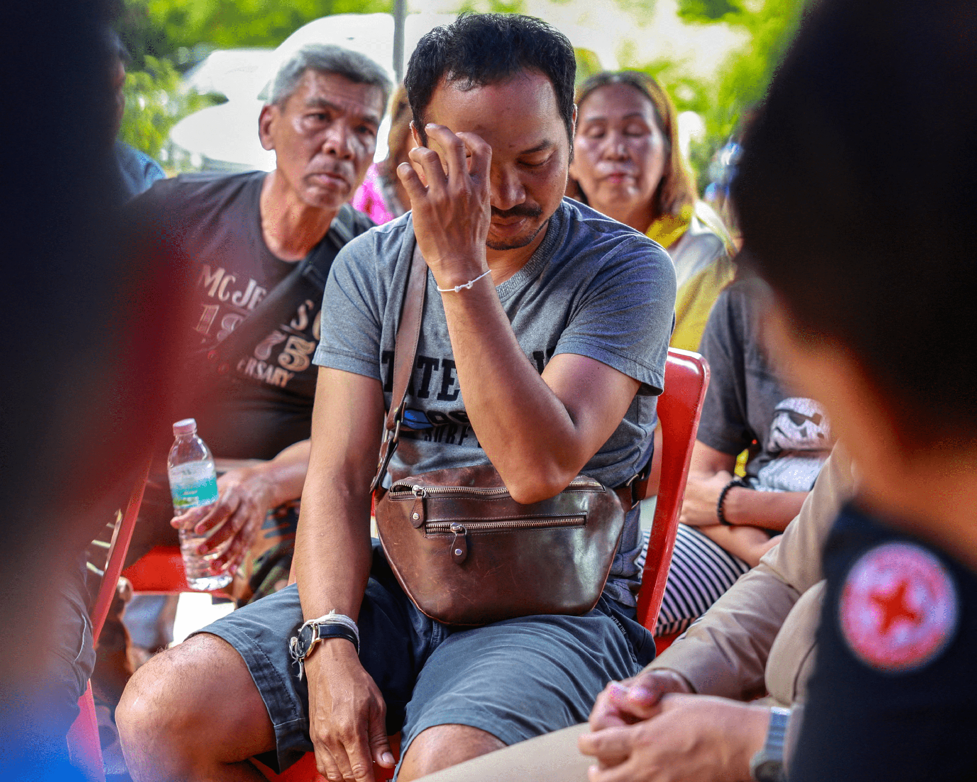 Nỗi đau xé lòng của người đàn ông mất vợ và hai con khi đang đi mua đồ ăn vặt trong vụ 7-Eleven ở Thái Lan nghi bị trúng hoả lực- Ảnh 3. Nỗi đau xé lòng của người đàn ông mất vợ và hai con khi đang đi mua đồ ăn vặt trong vụ 7-Eleven ở Thái Lan nghi bị trúng hoả lực- Ảnh 3.