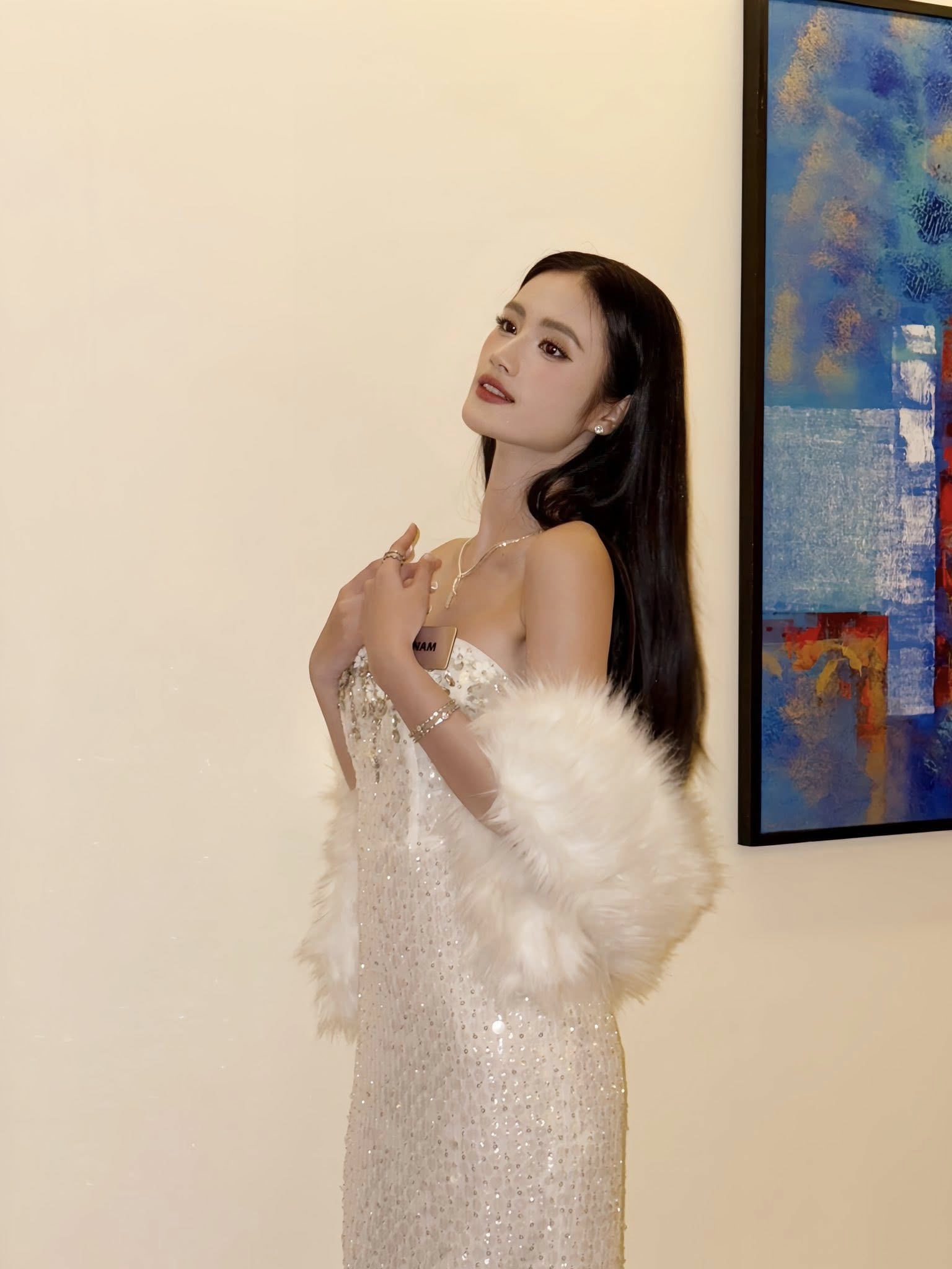 Hoa hậu Ý Nhi cứu lấy chính mình- Ảnh 6. Hoa hậu Ý Nhi cứu lấy chính mình- Ảnh 6.